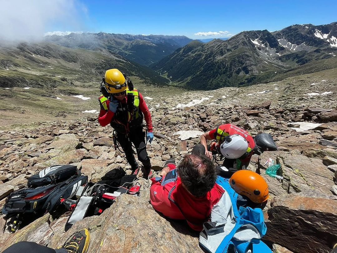 Els bombers durant un rescat el passat mes de juny.
