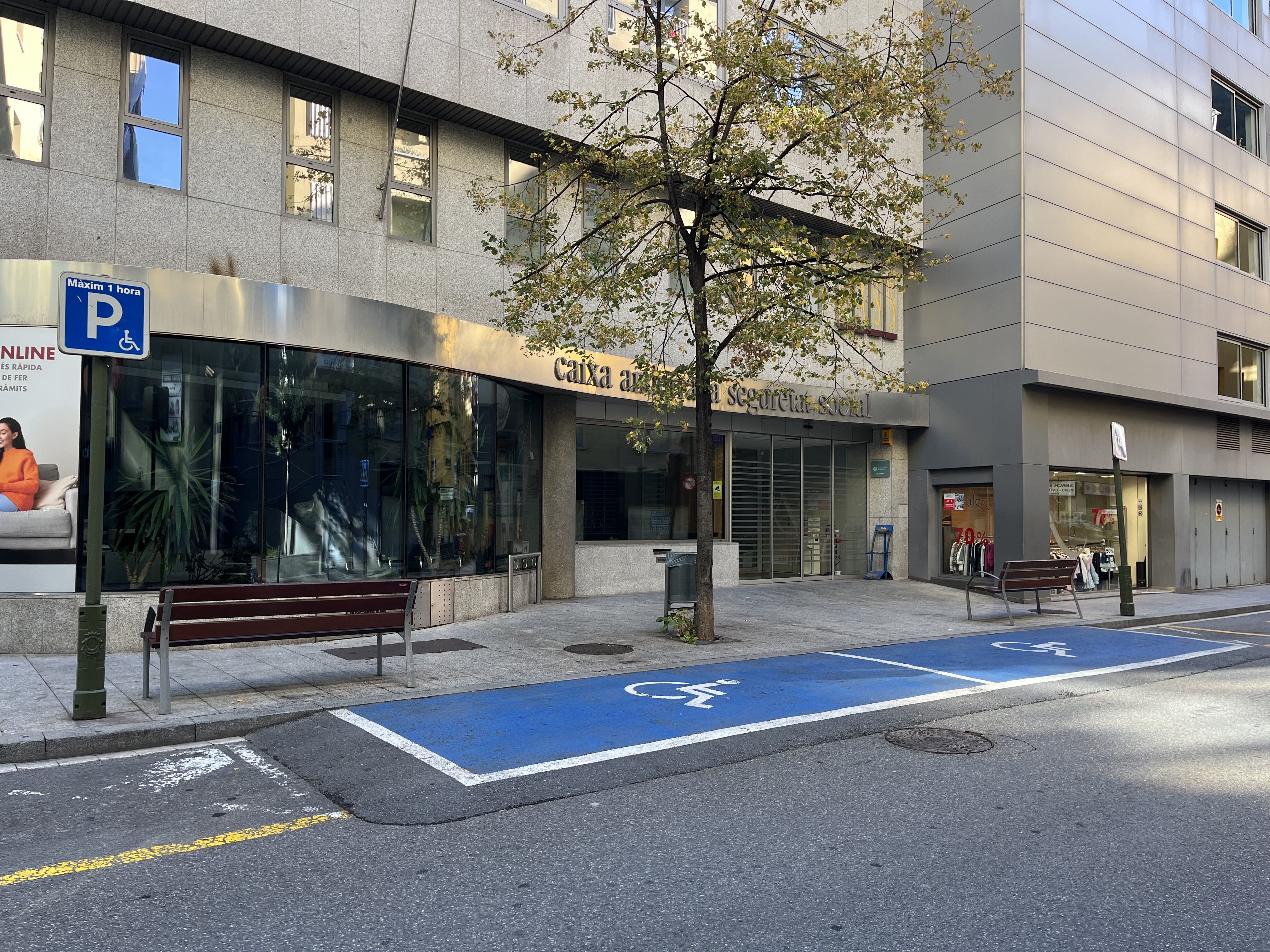 Les places d’aparcament reservades al davant de la CASS.