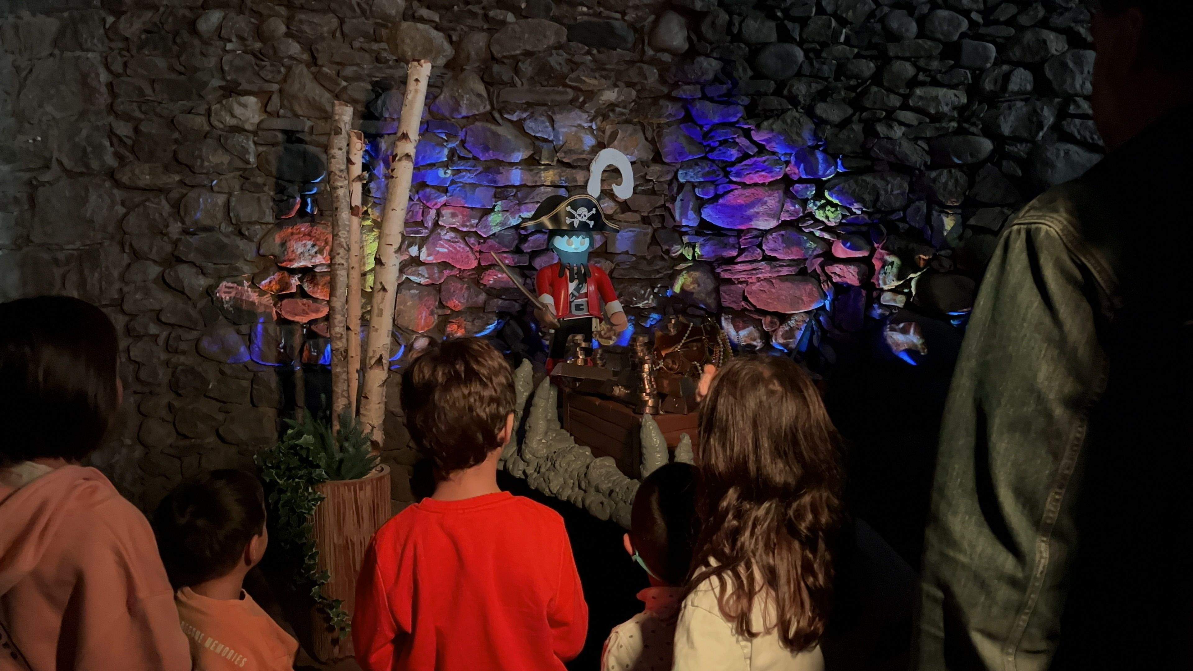 Infants mirant l'experiència audiovisual 'Pirates de Caldes' a Cal Paleta. La portaveu del Sindicat, Rebeca Bonache.