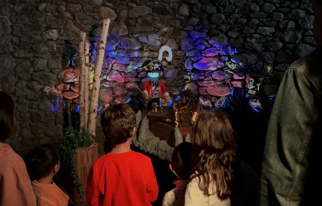 Infants mirant l'experiència audiovisual 'Pirates de Caldes' a Cal Paleta. Infants mirant l'experiència audiovisual 'Pirates de Caldes' a Cal Paleta.