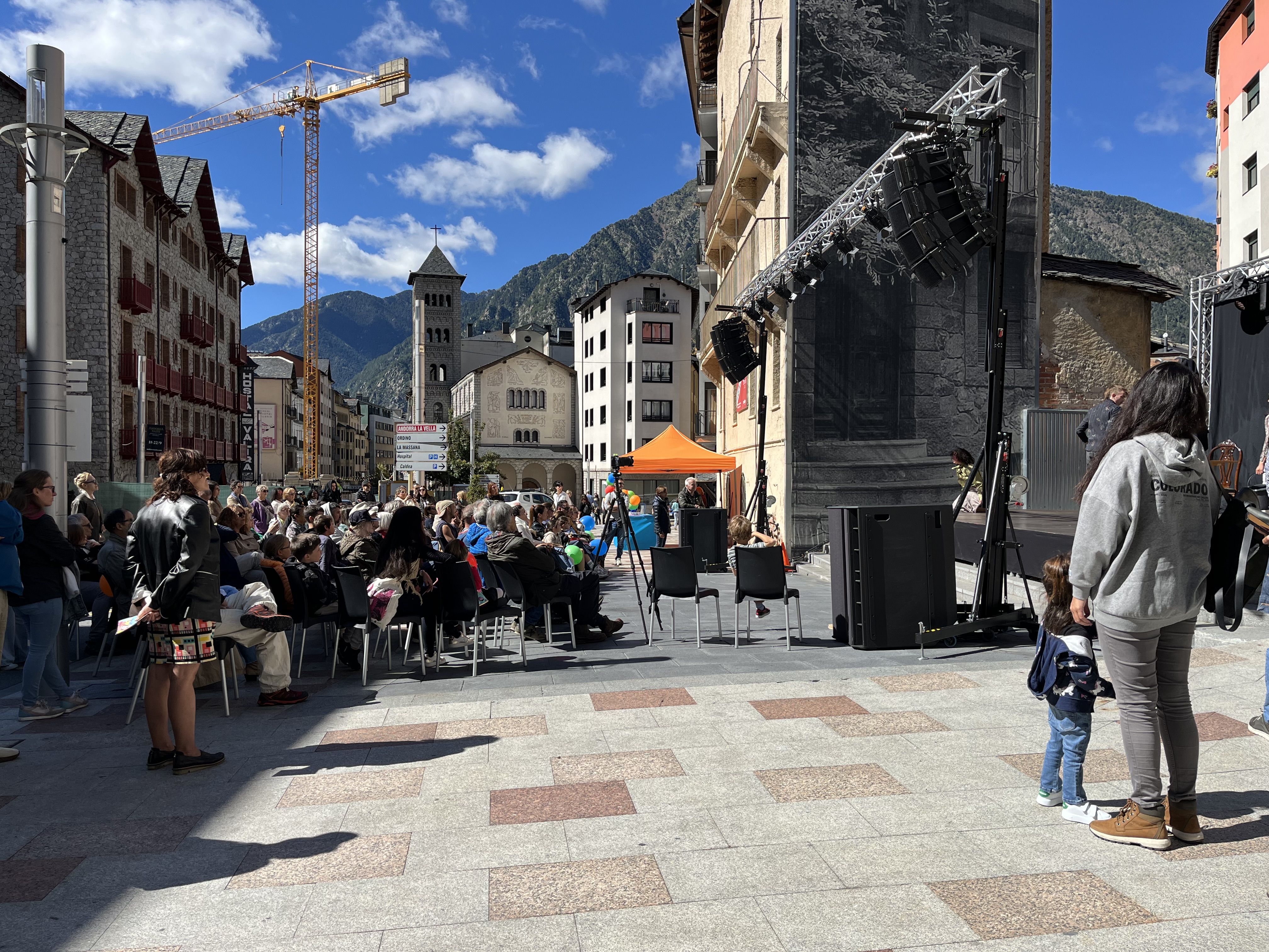El públic assistent a l’espectacle de dansa, a la plaça Santa Anna. El públic assistent a l’espectacle de dansa, a la plaça Santa Anna.