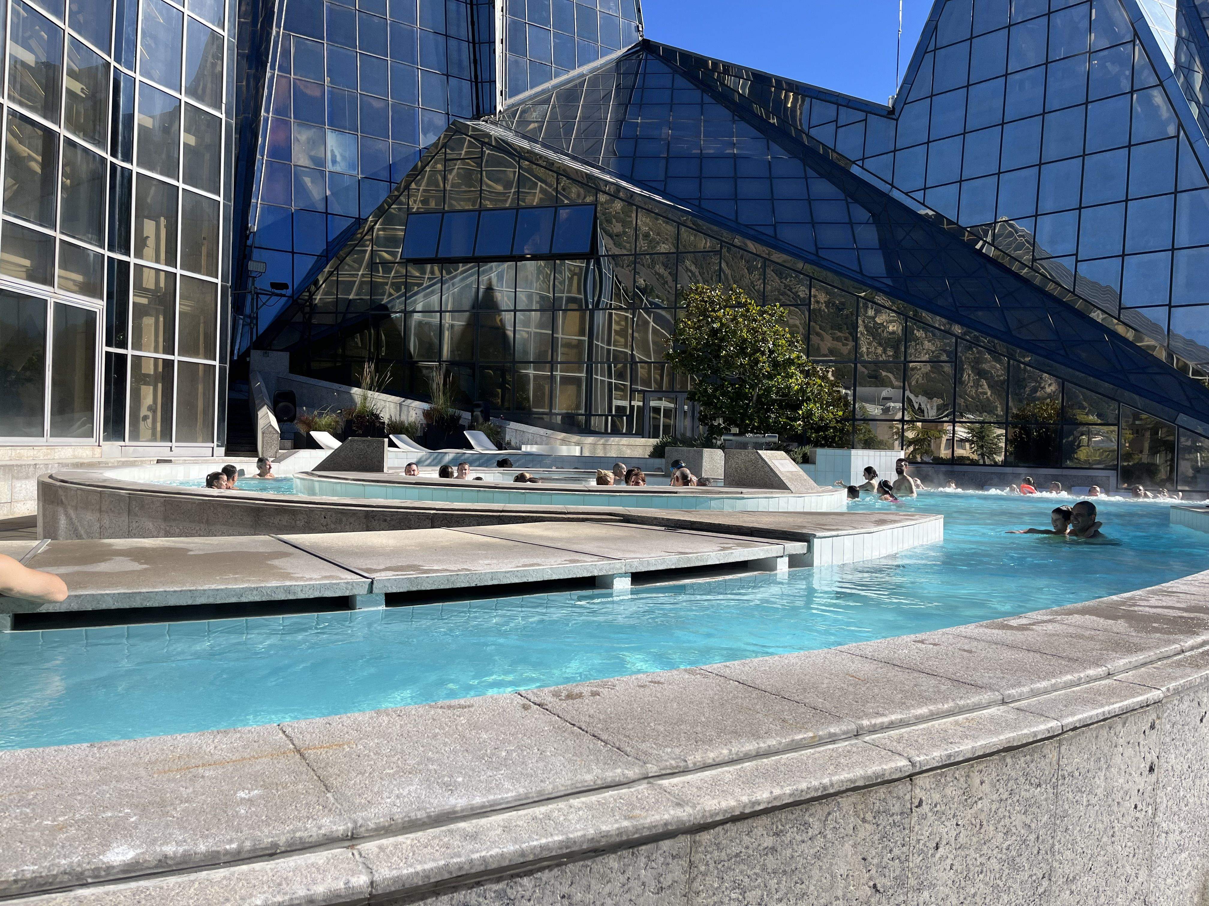 Els escaldencs i escaldenques gaudint de la llacuna exterior.