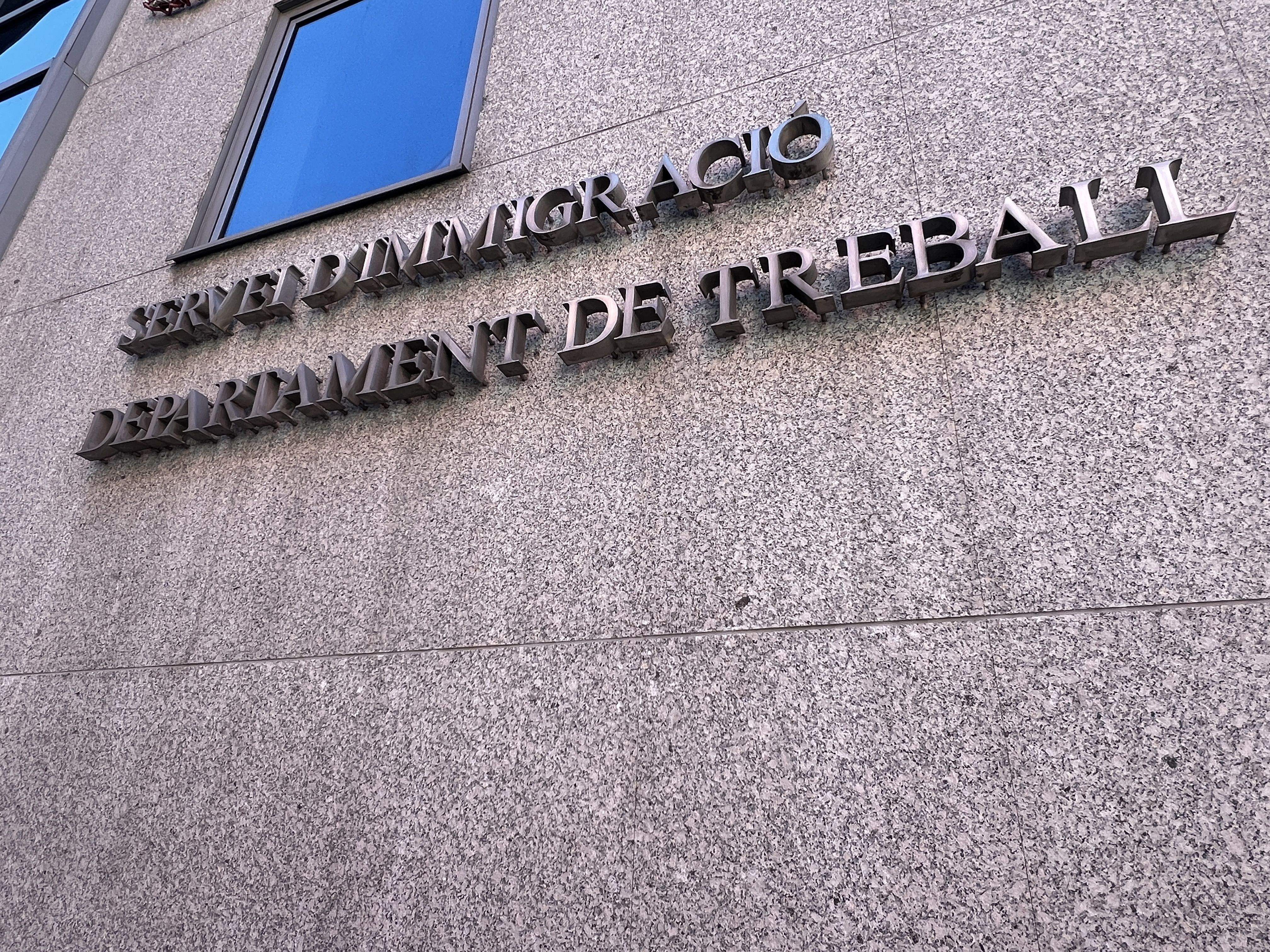 Façana del Servei d'Immigració a l'edifici de l'Obac. Façana del Servei d'Immigració a l'edifici de l'Obac.