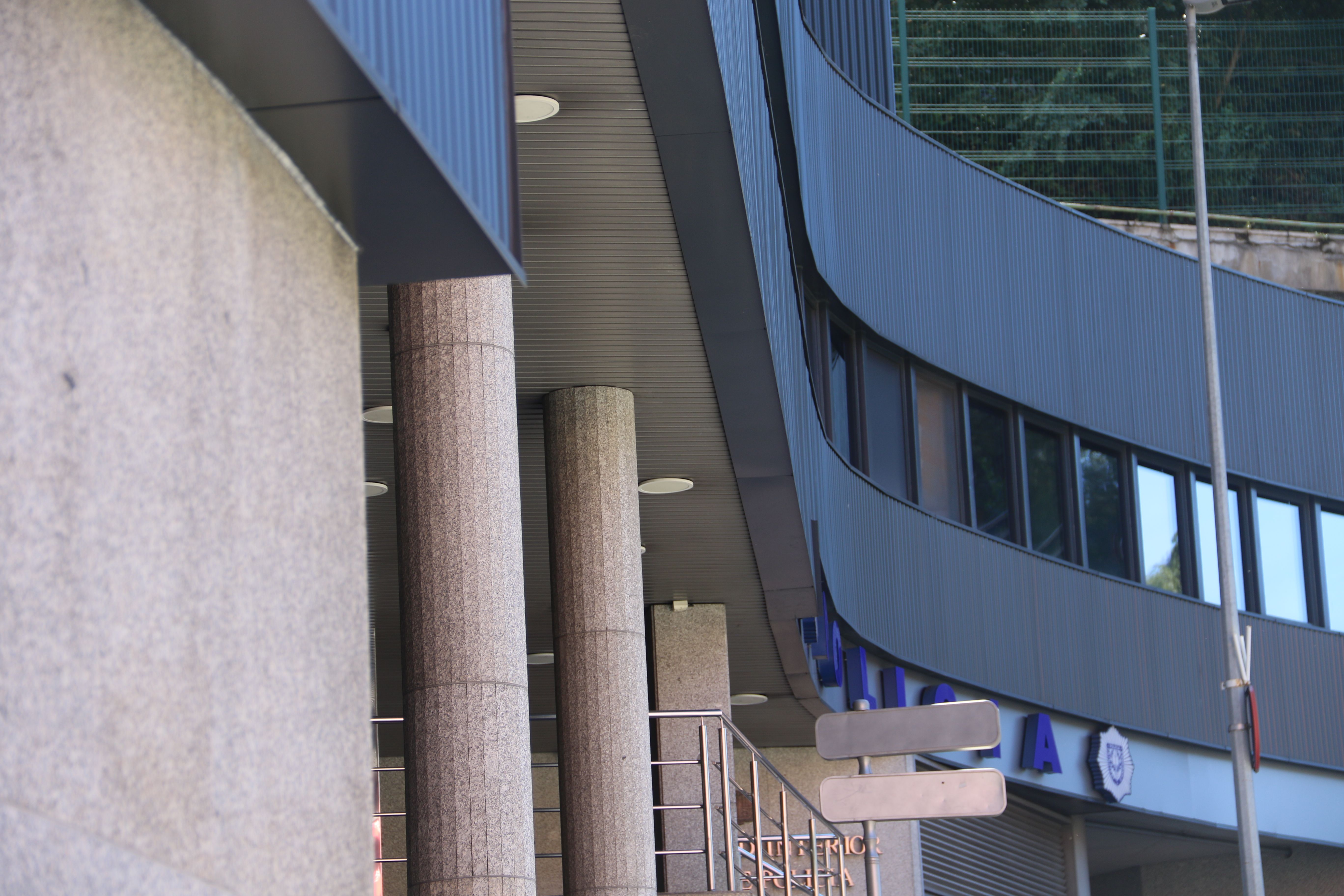 Vista de l'edifici administratiu de la policia.
