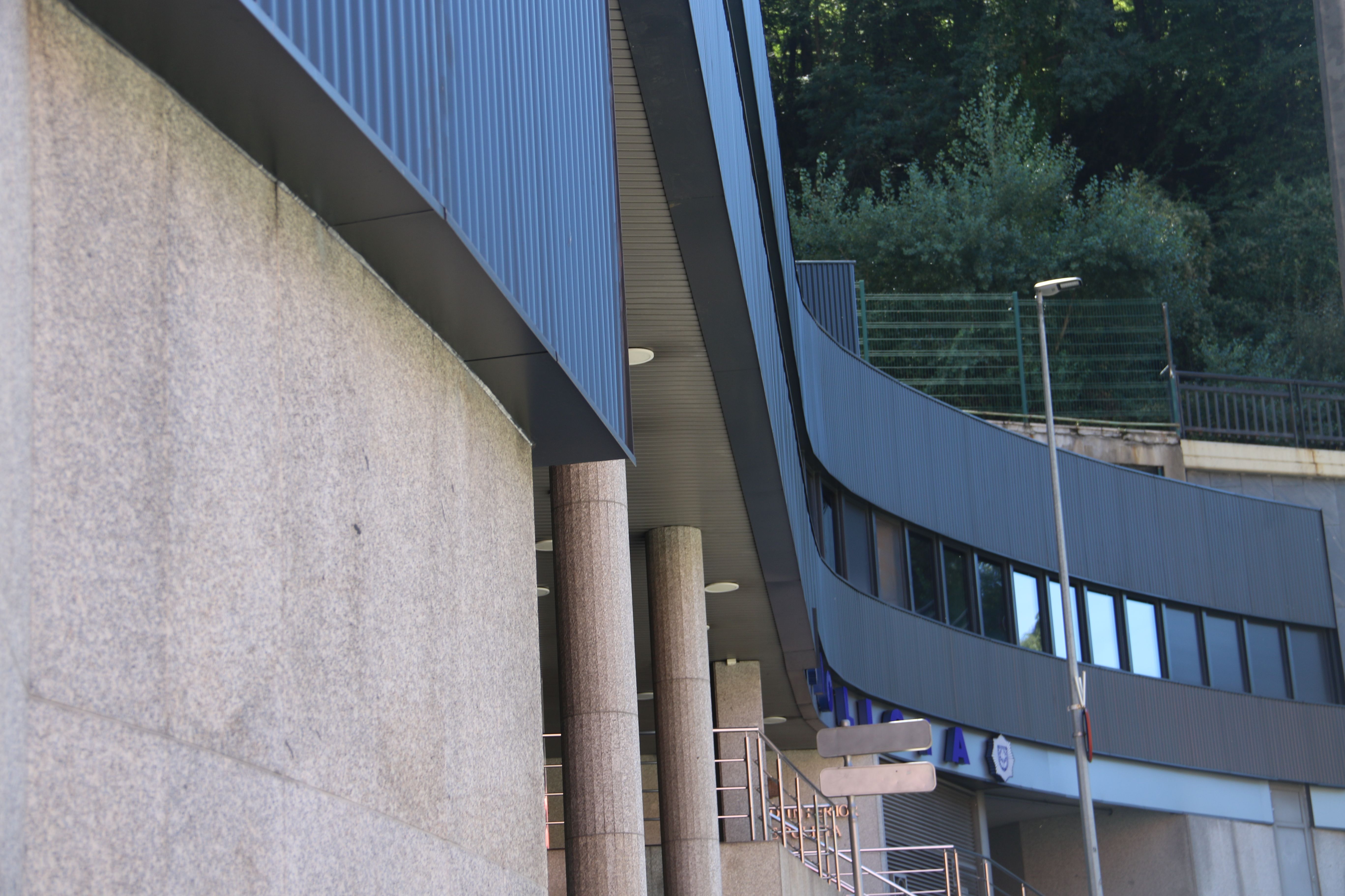 L'edifici de la policia.