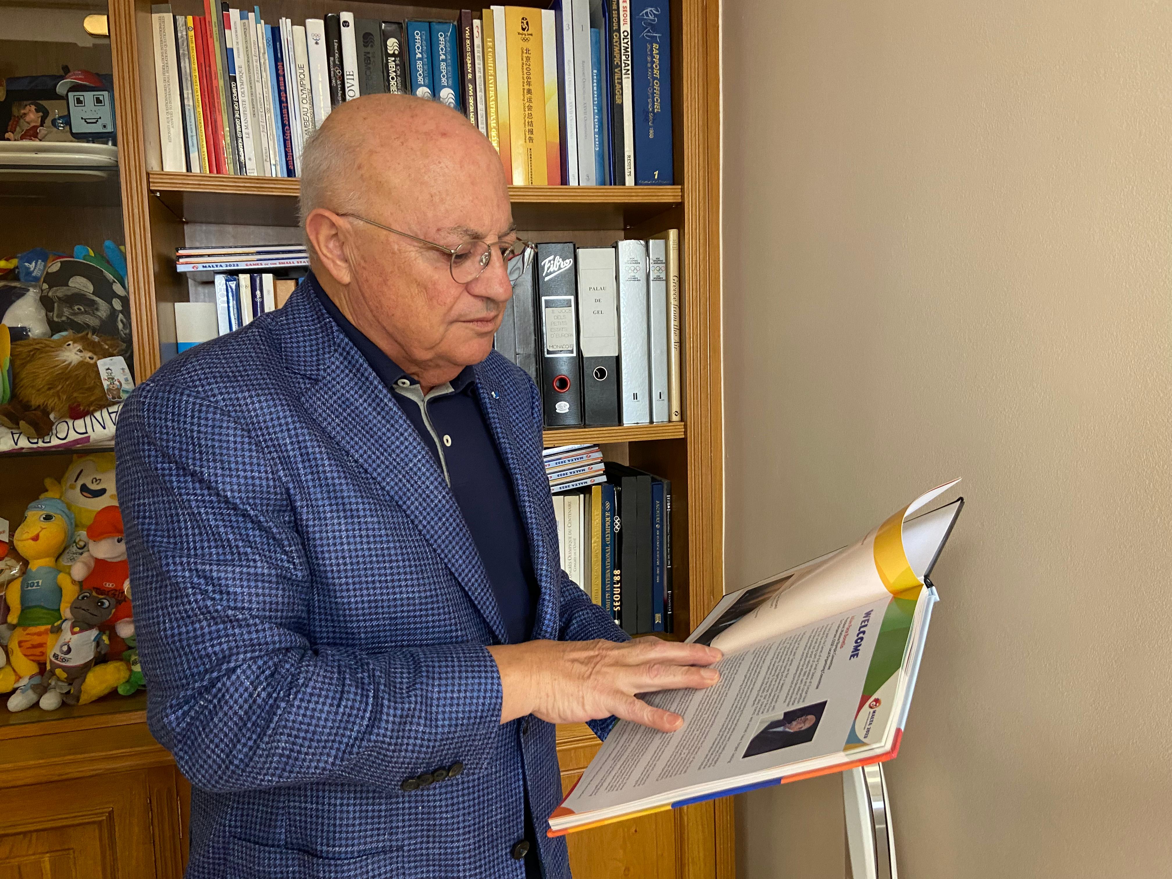 Xavier Espot Miró, durant l'entrevista repassant l'arxiu històric del COA. Xavier Espot Miró, durant l'entrevista repassant l'arxiu històric del COA.