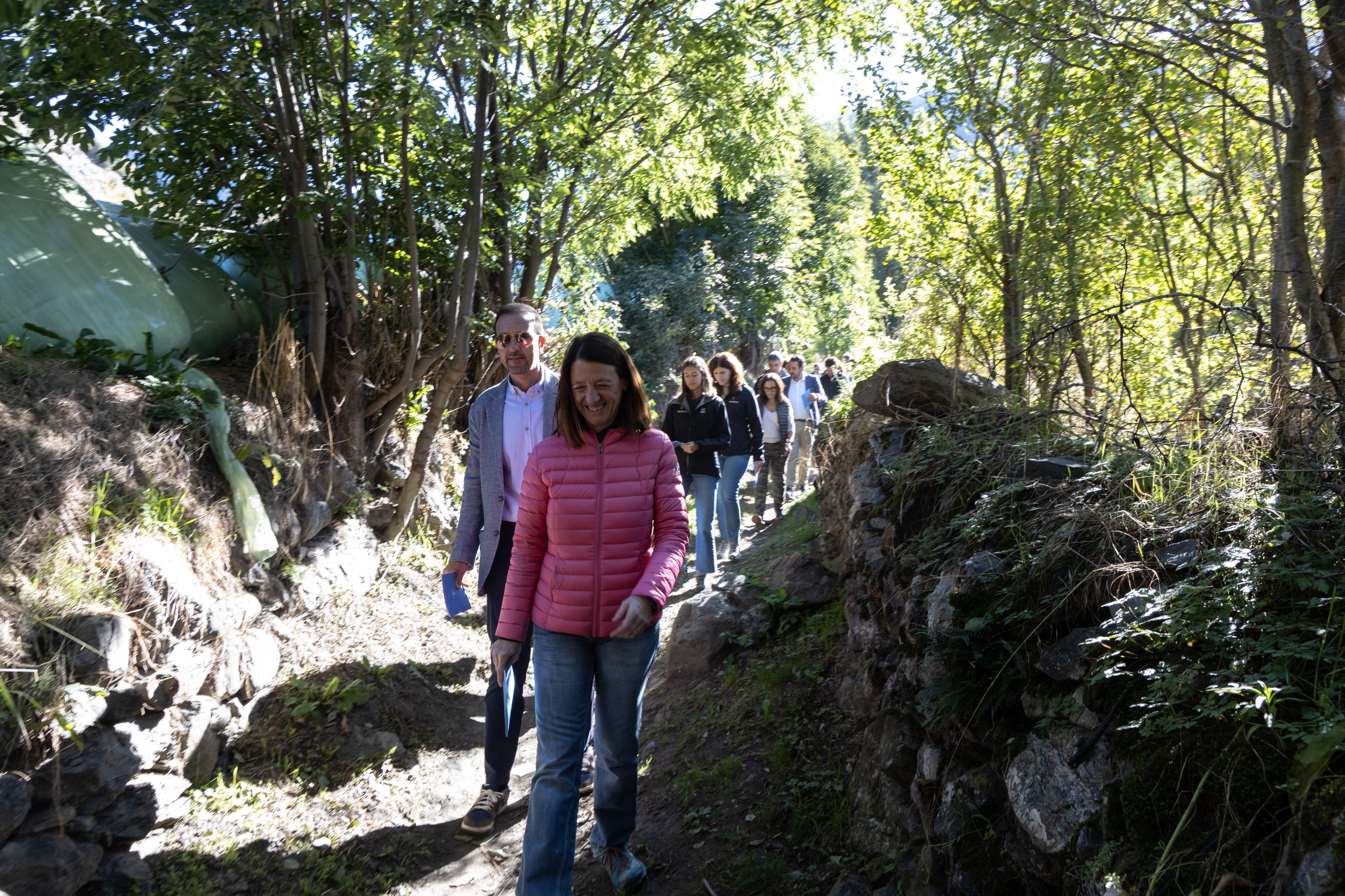 La cònsol Mar Coma i el ministre Jordi Torres encapçalant el 'dispositiu' per inaugurar el sender ordinenc.
