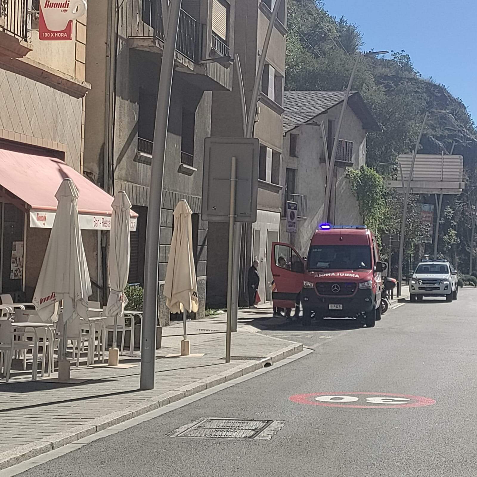 Una ambulància dels bombers actuant a l'avinguda Francesc Cairat.