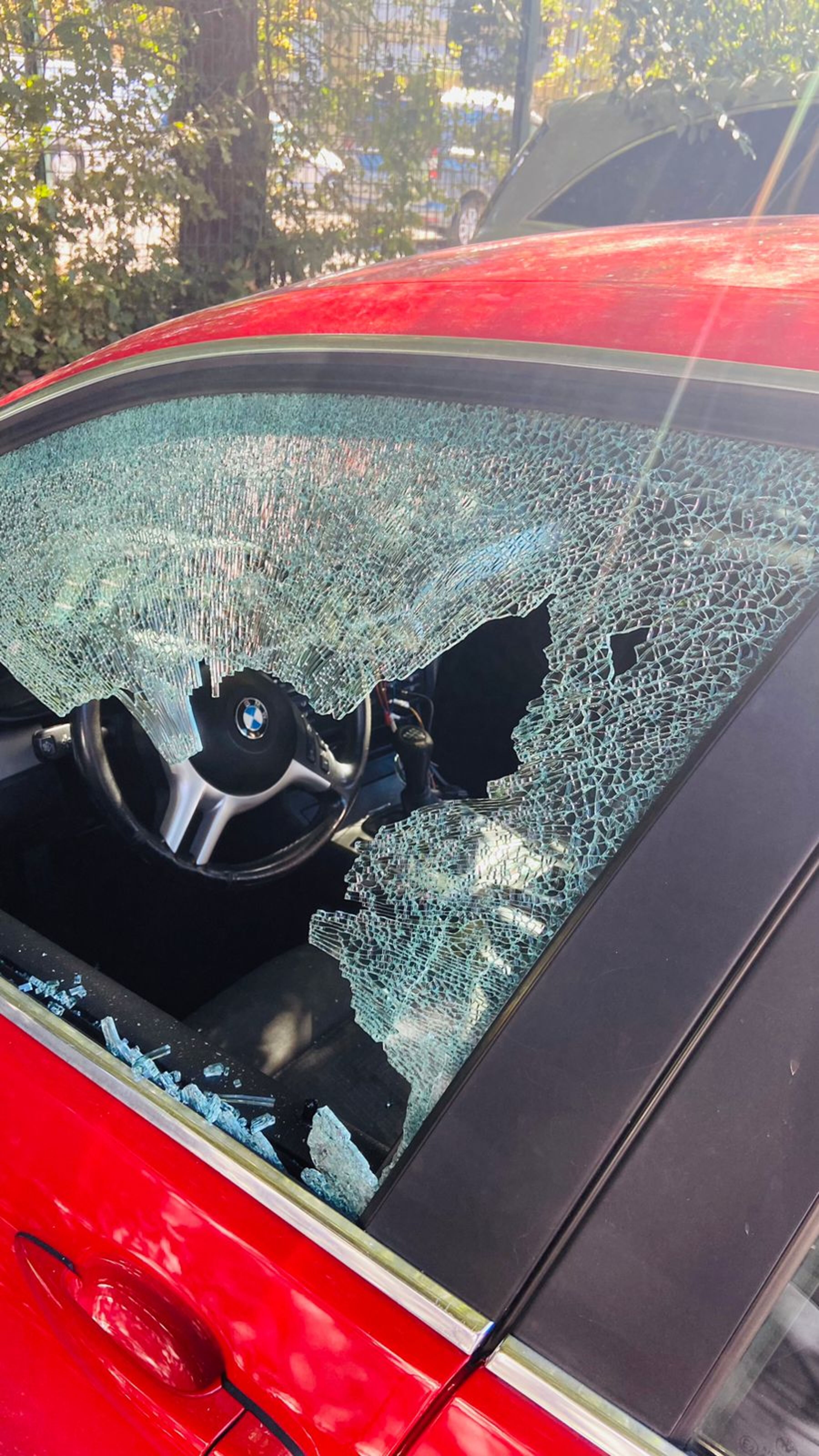 El vidre de la finestra trencat.