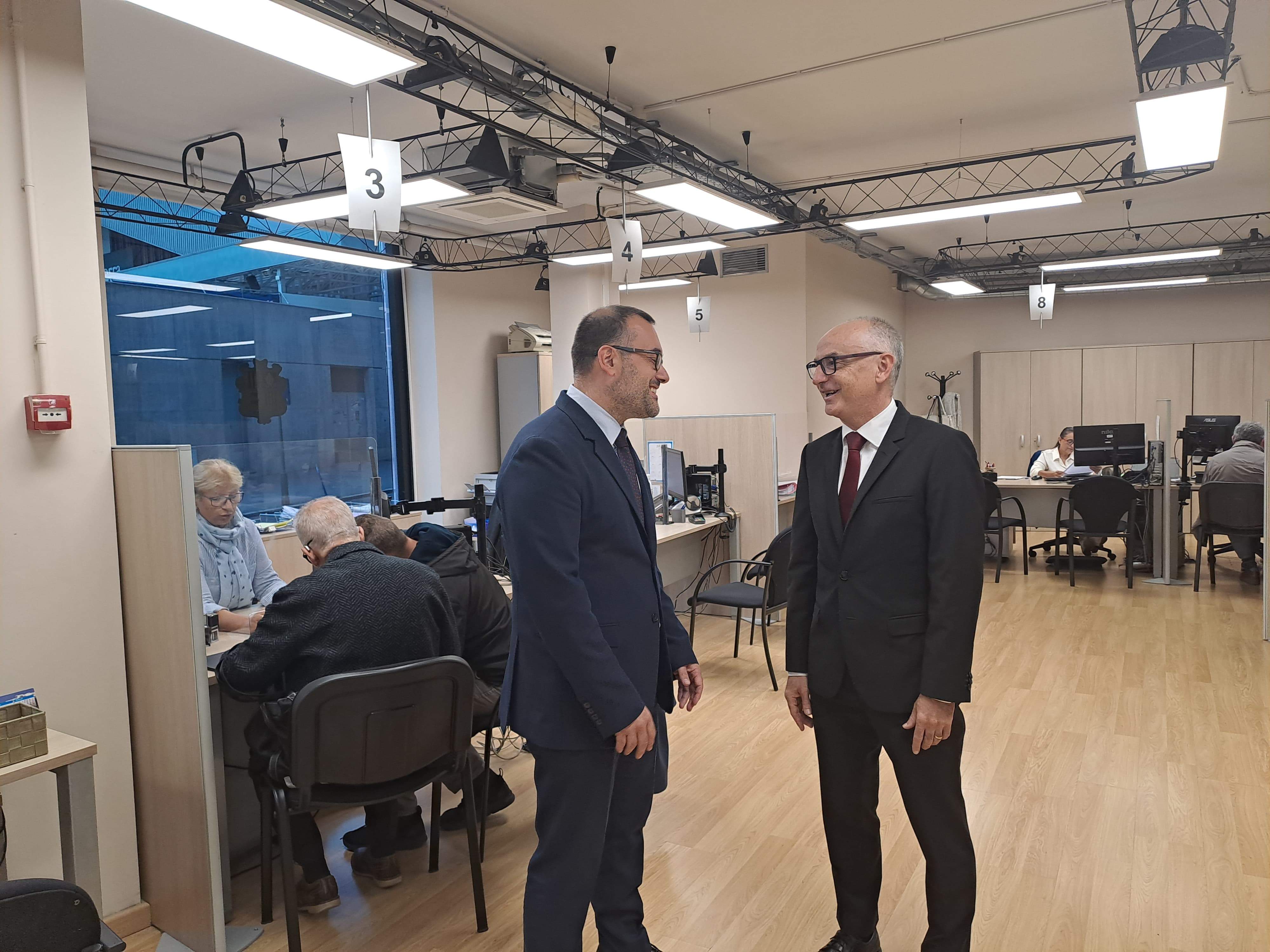 Carles Ferreira, director de Tributs, parlant amb el ministre Lladós.