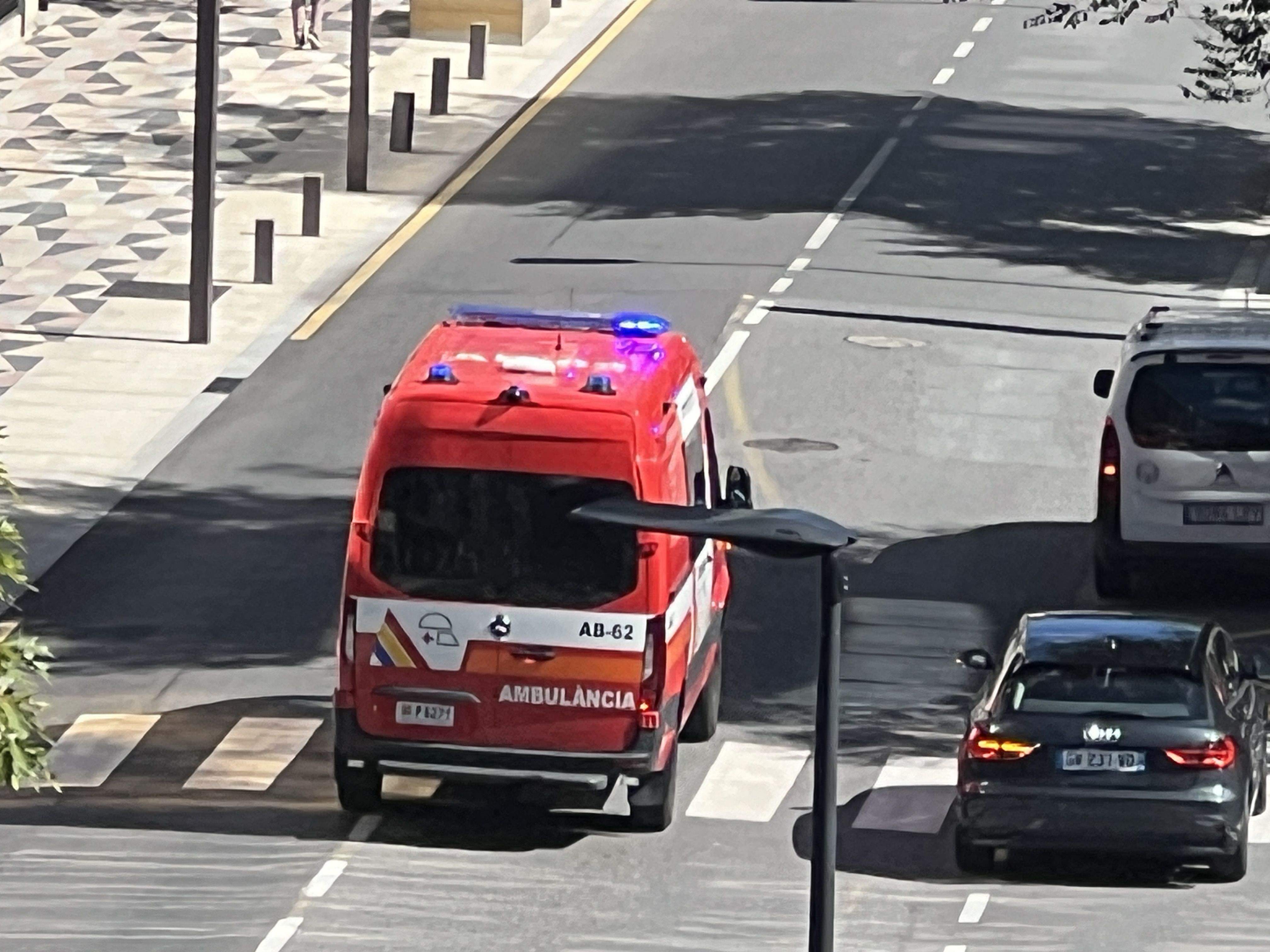 Una ambulància dels bombers traslladant-se cap a l'hospital.