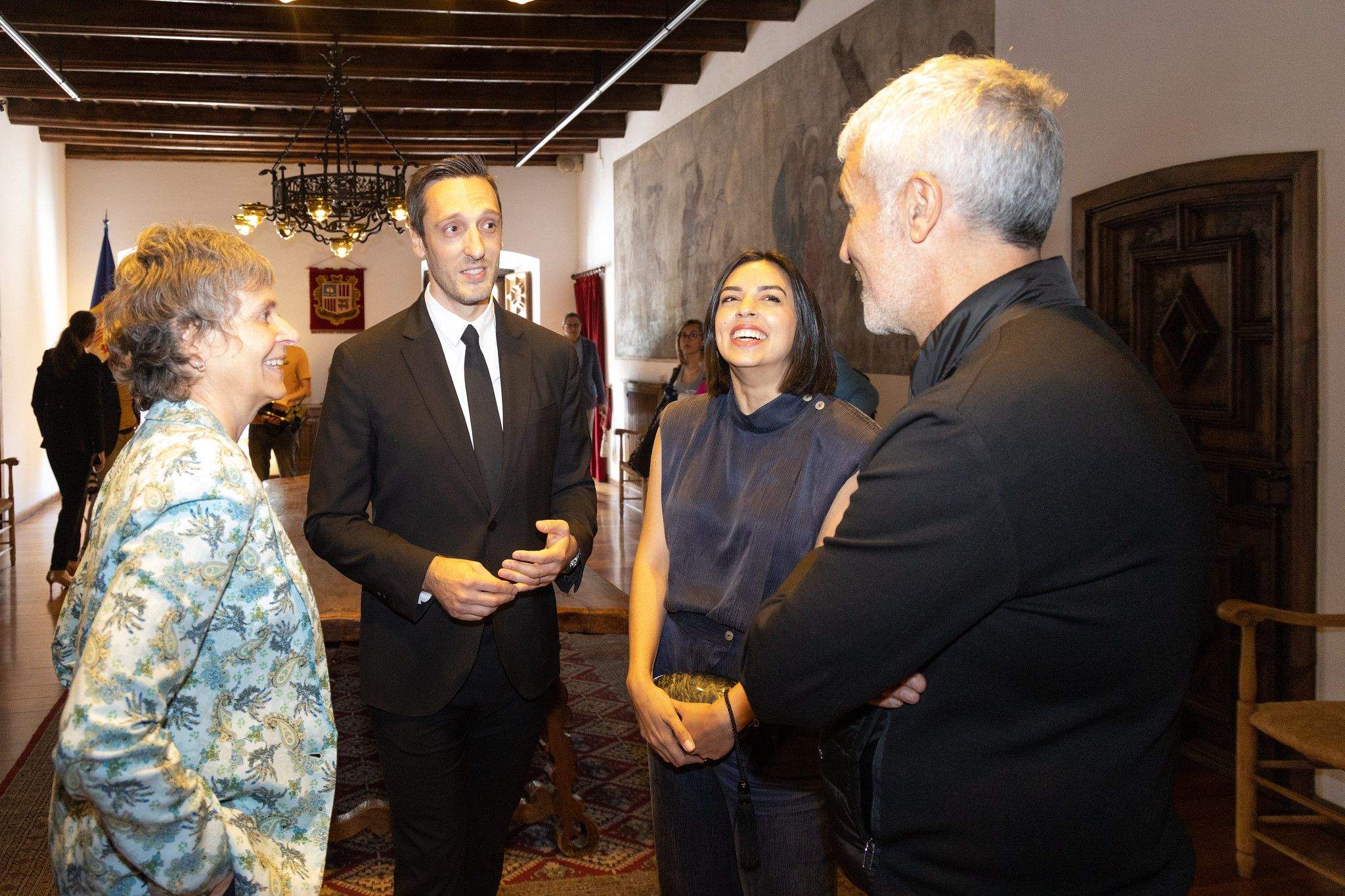 Galobardes, el dia que va jurar com a director, parlant amb dos dels consellers generals que han signat la llei, Susanna Vela i Marc Magallon.