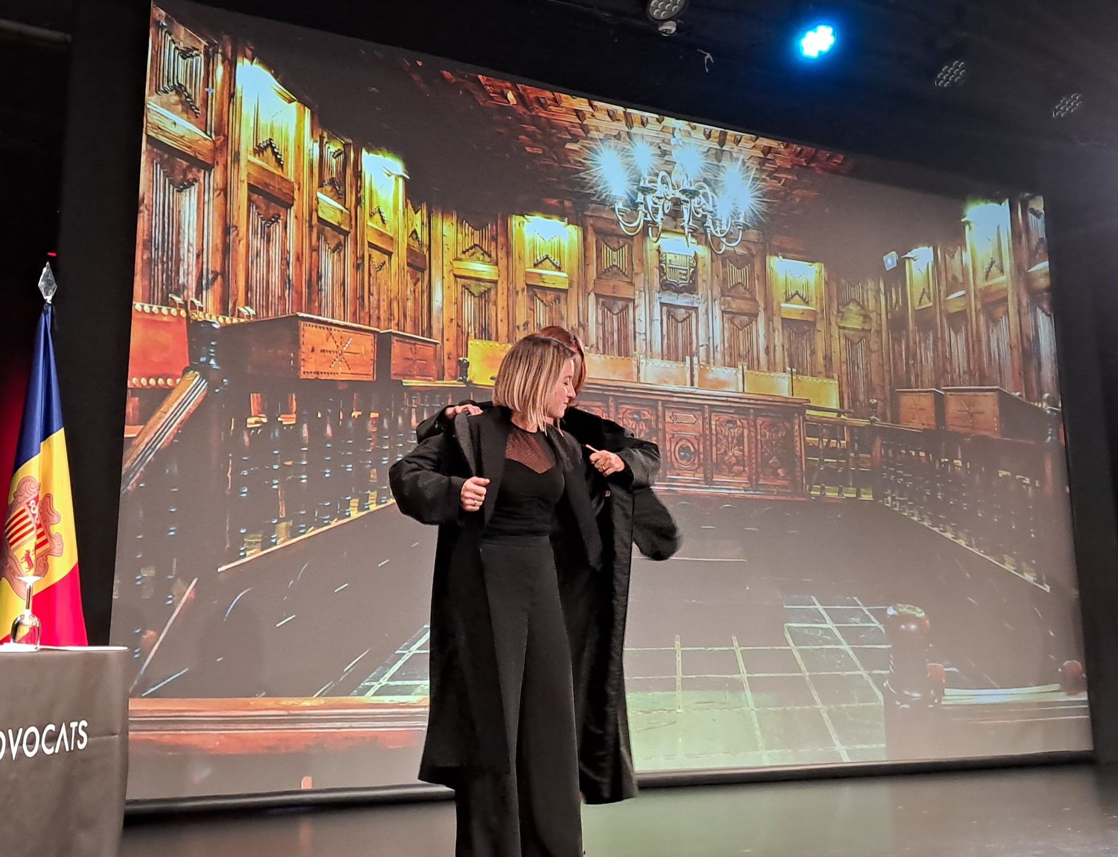 Baixench posa la toga a una de les noves advocades. Baixench posa la toga a una de les noves advocades.