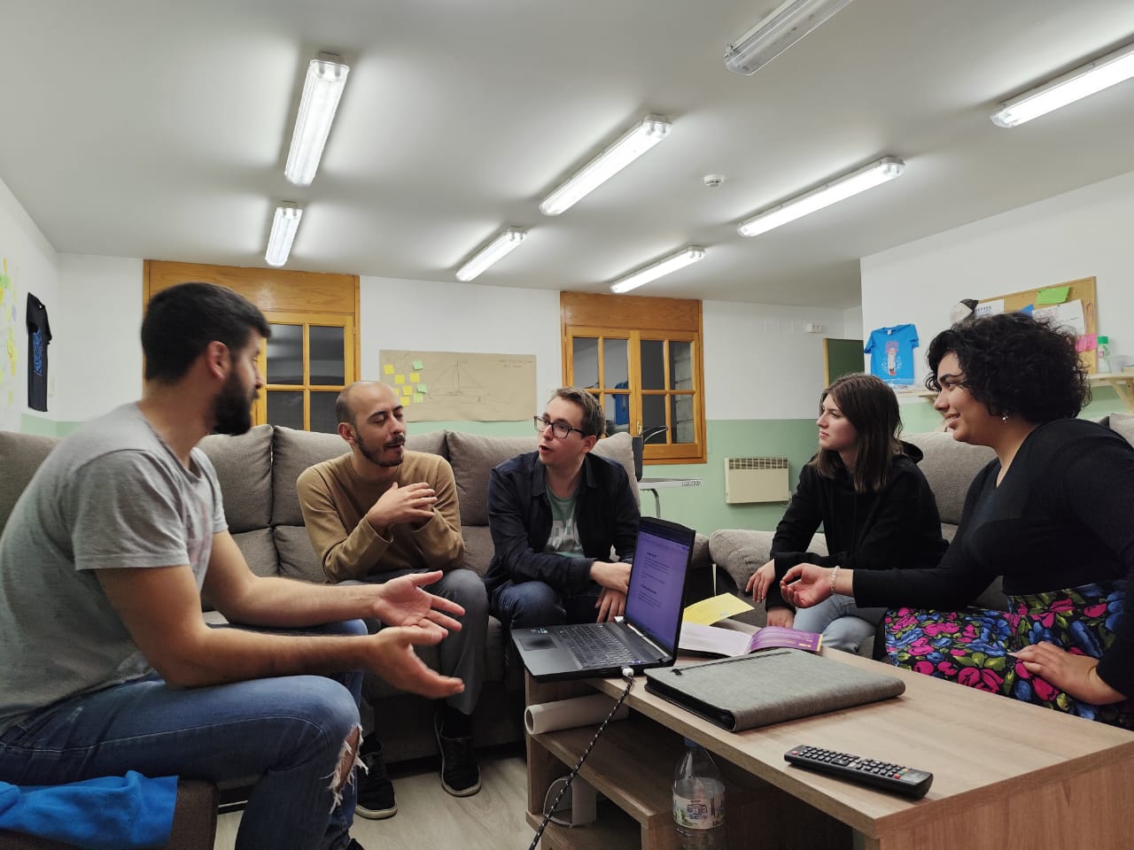 Els membres del Fòrum de la Joventut durant una reunió.