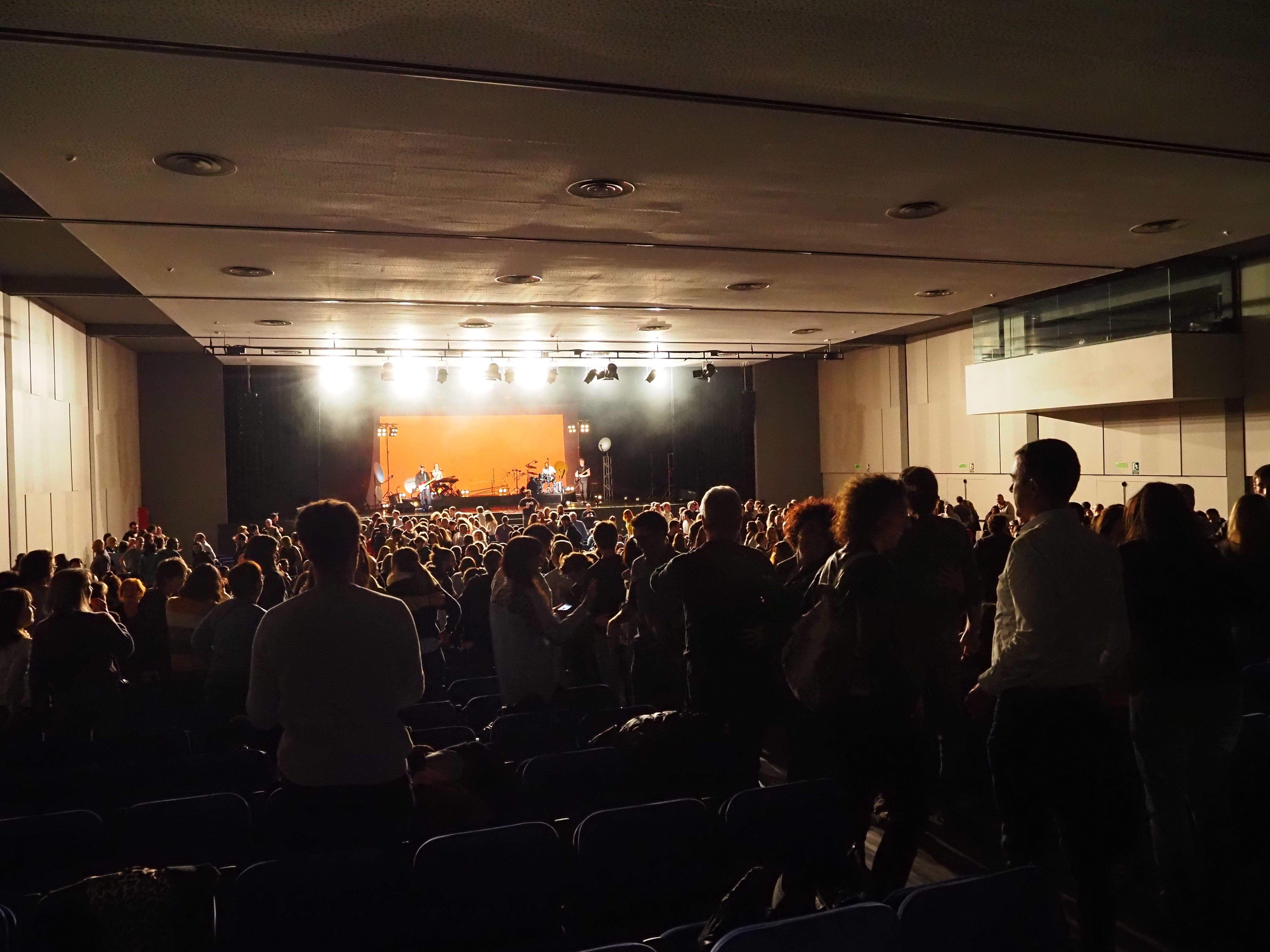 El públic, dret, cantant i ballant.