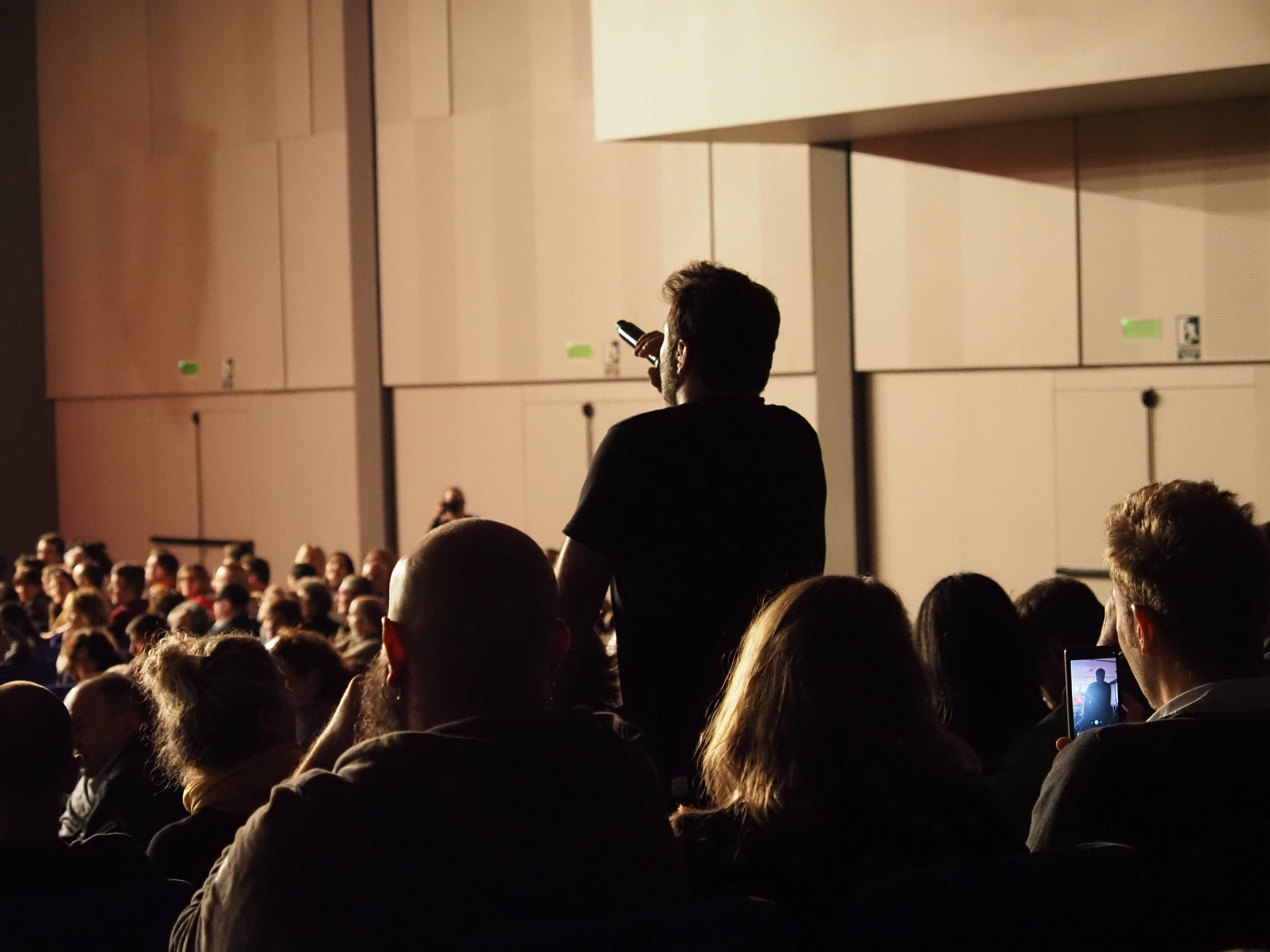 Pau Debon ha baixat de l’escenari per moure’s entre el públic.