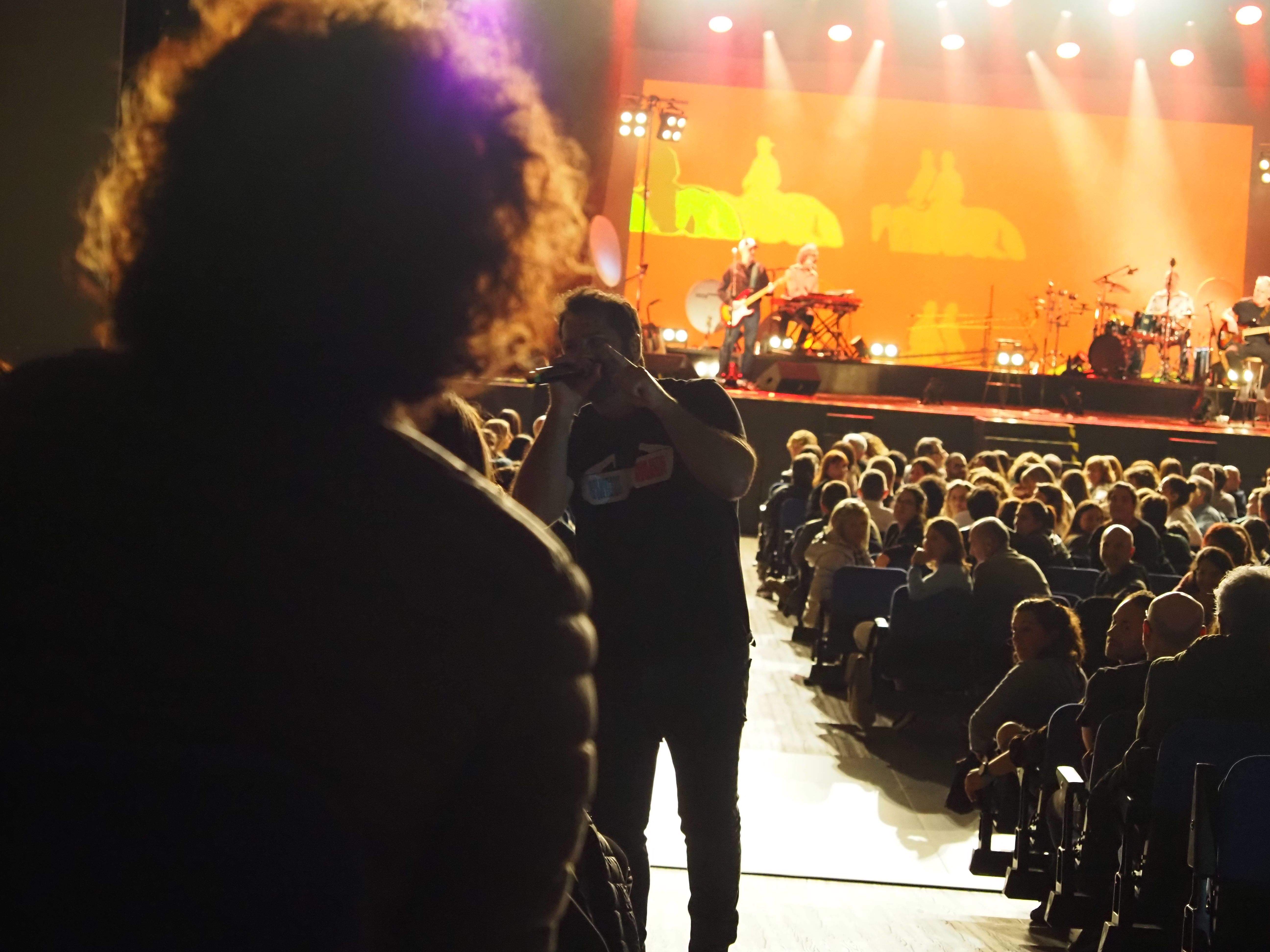 Pau Debon ha baixat de l’escenari per moure’s entre el públic.