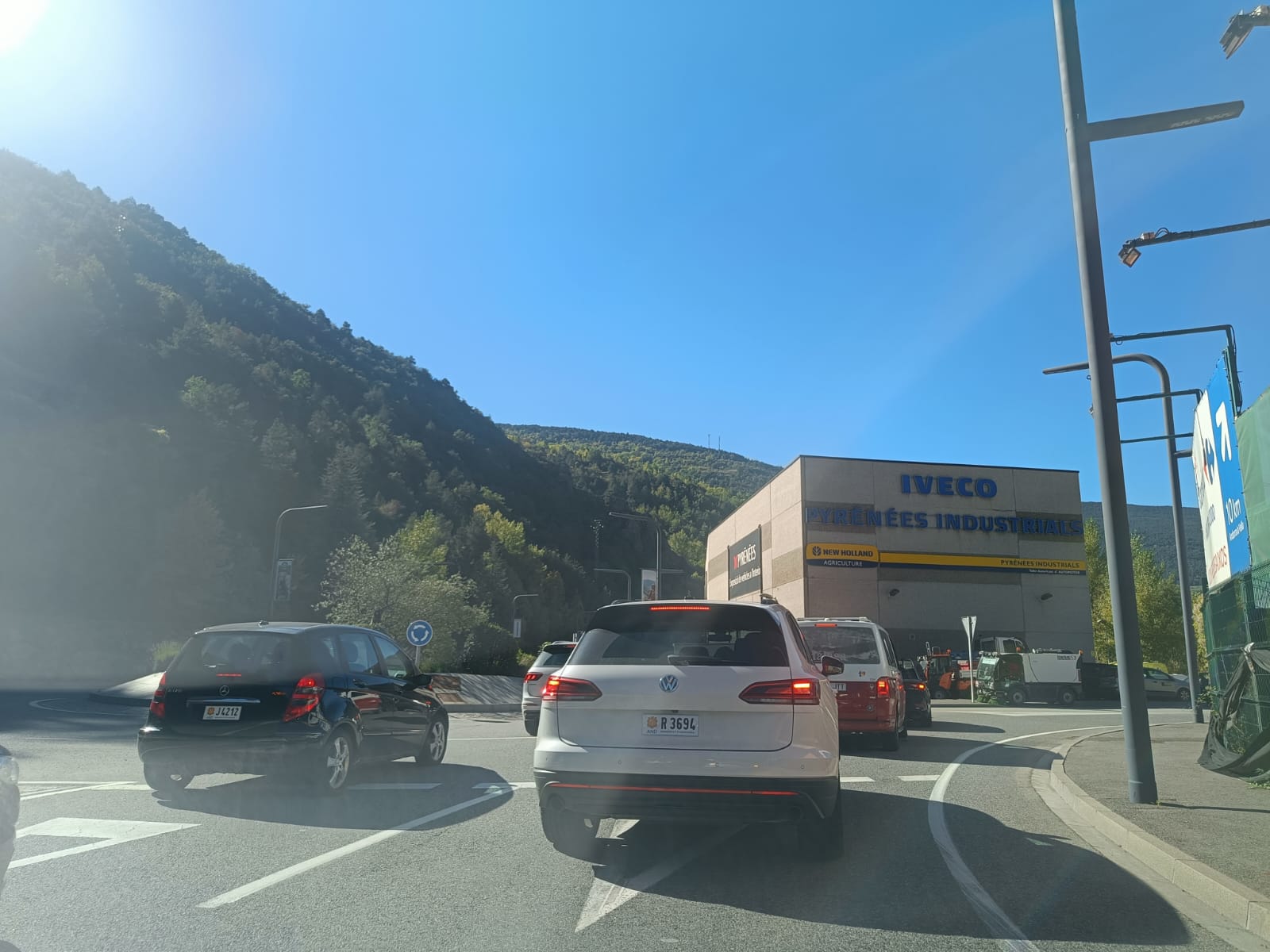 Els vehicles van acumulant-se a la baixada que porta a la frontera. 