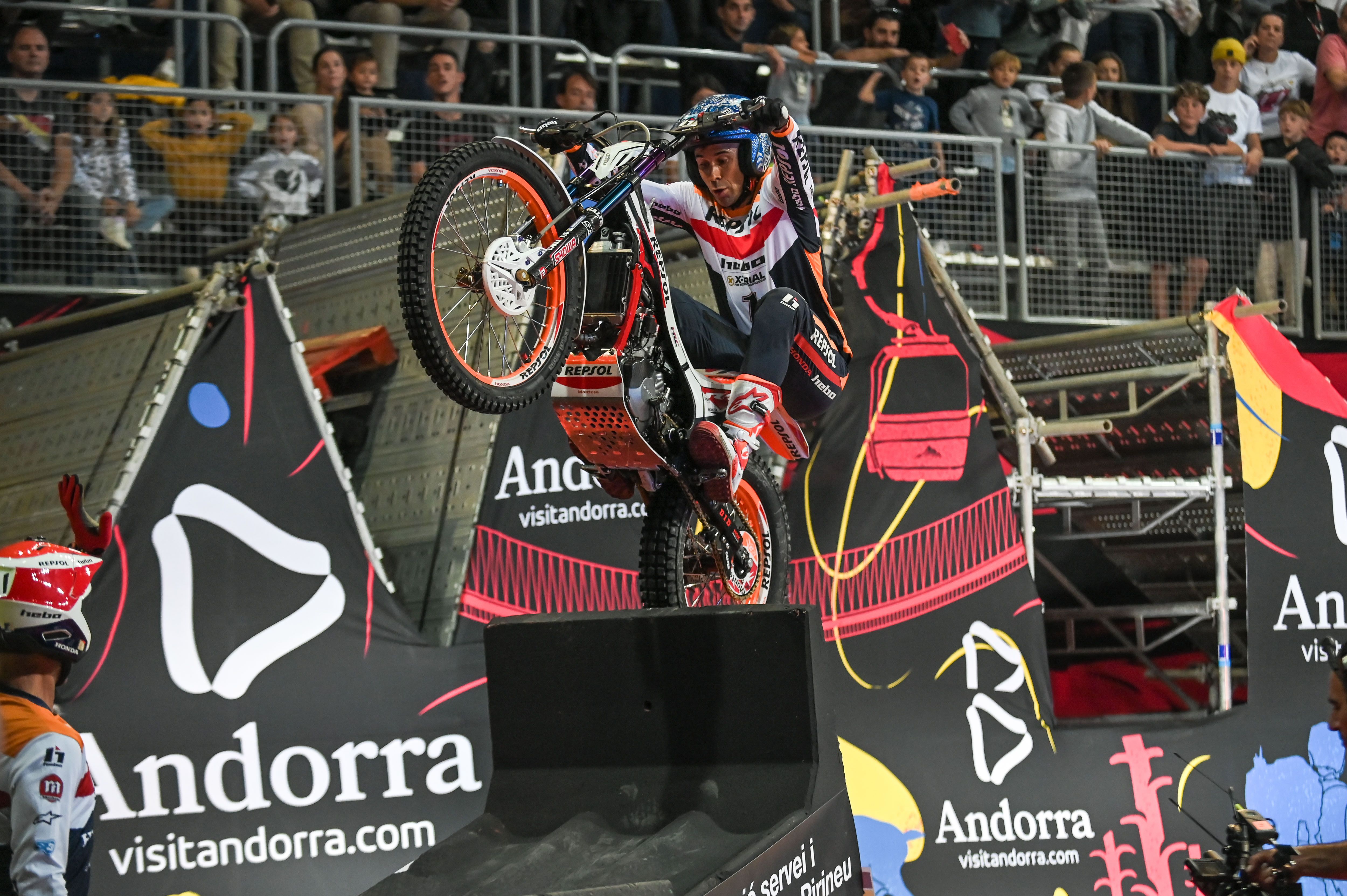 Toni Bou, aguantant-se en una sola roda. Toni Bou, aguantant-se en una sola roda.