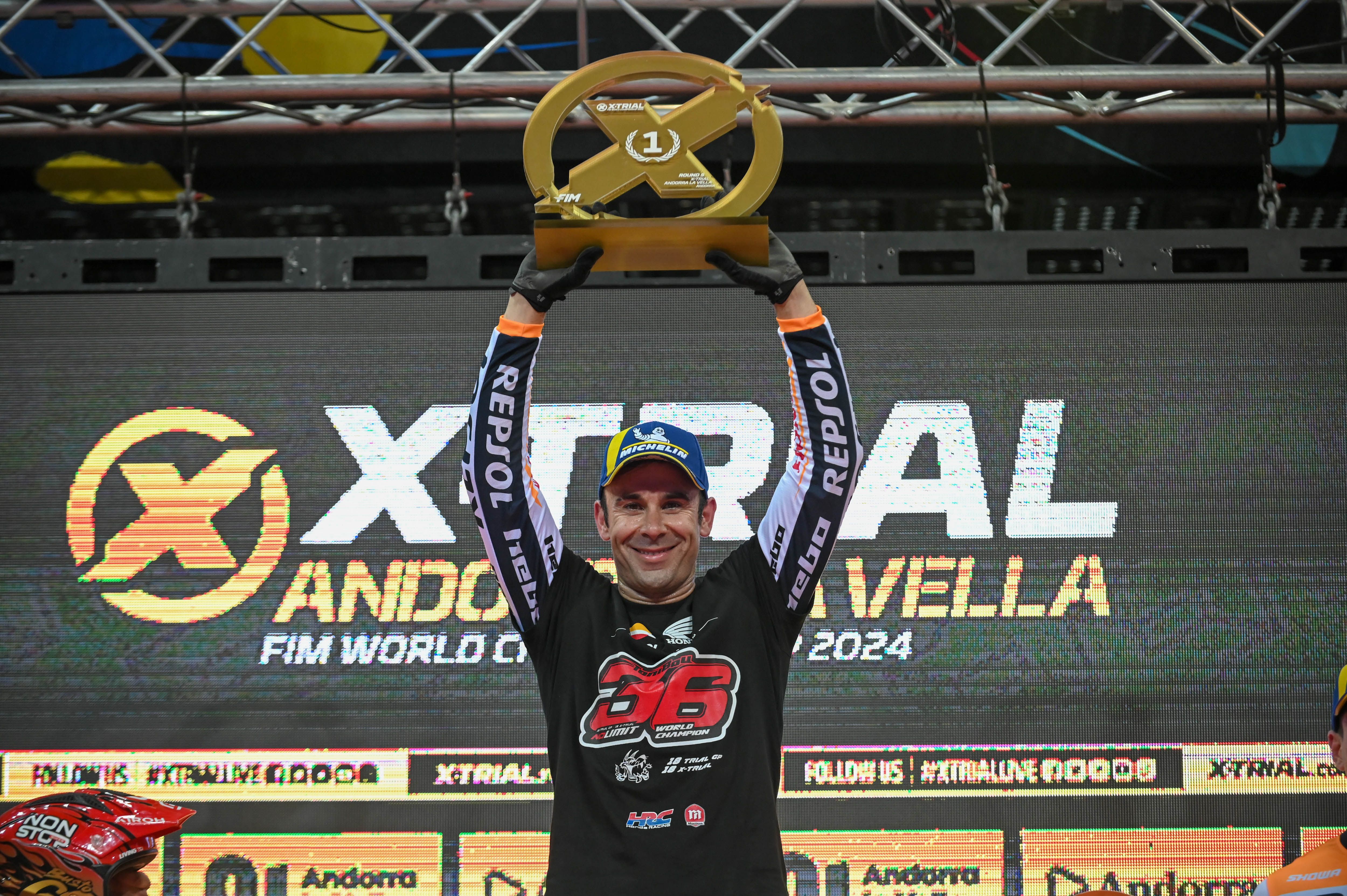 Bou, amb el 18è títol indoor de la seva carrera. Bou, amb el 18è títol indoor de la seva carrera.