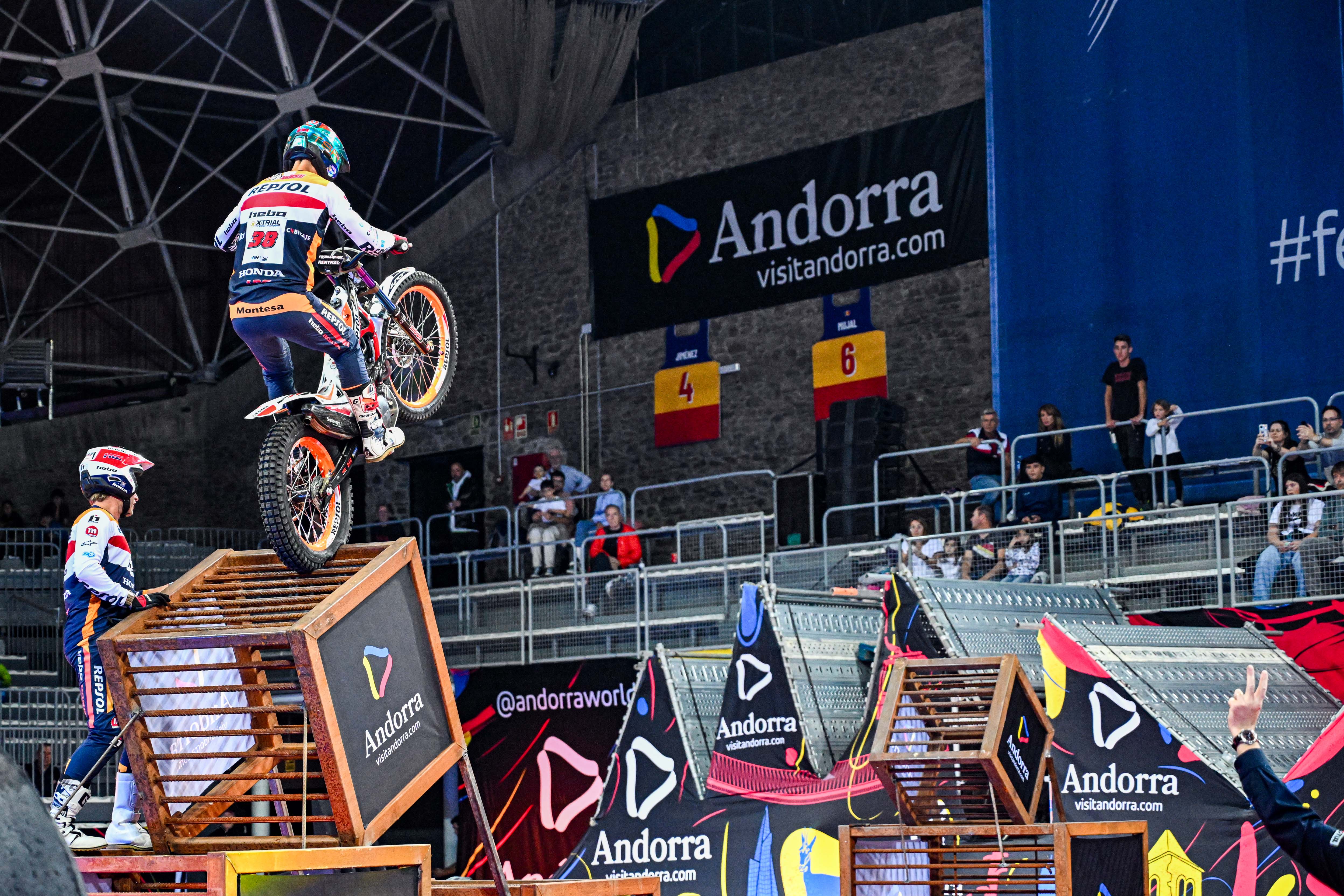 Gabriel Marcelli, tocant el cim del Pavelló. Gabriel Marcelli, tocant el cim del Pavelló.