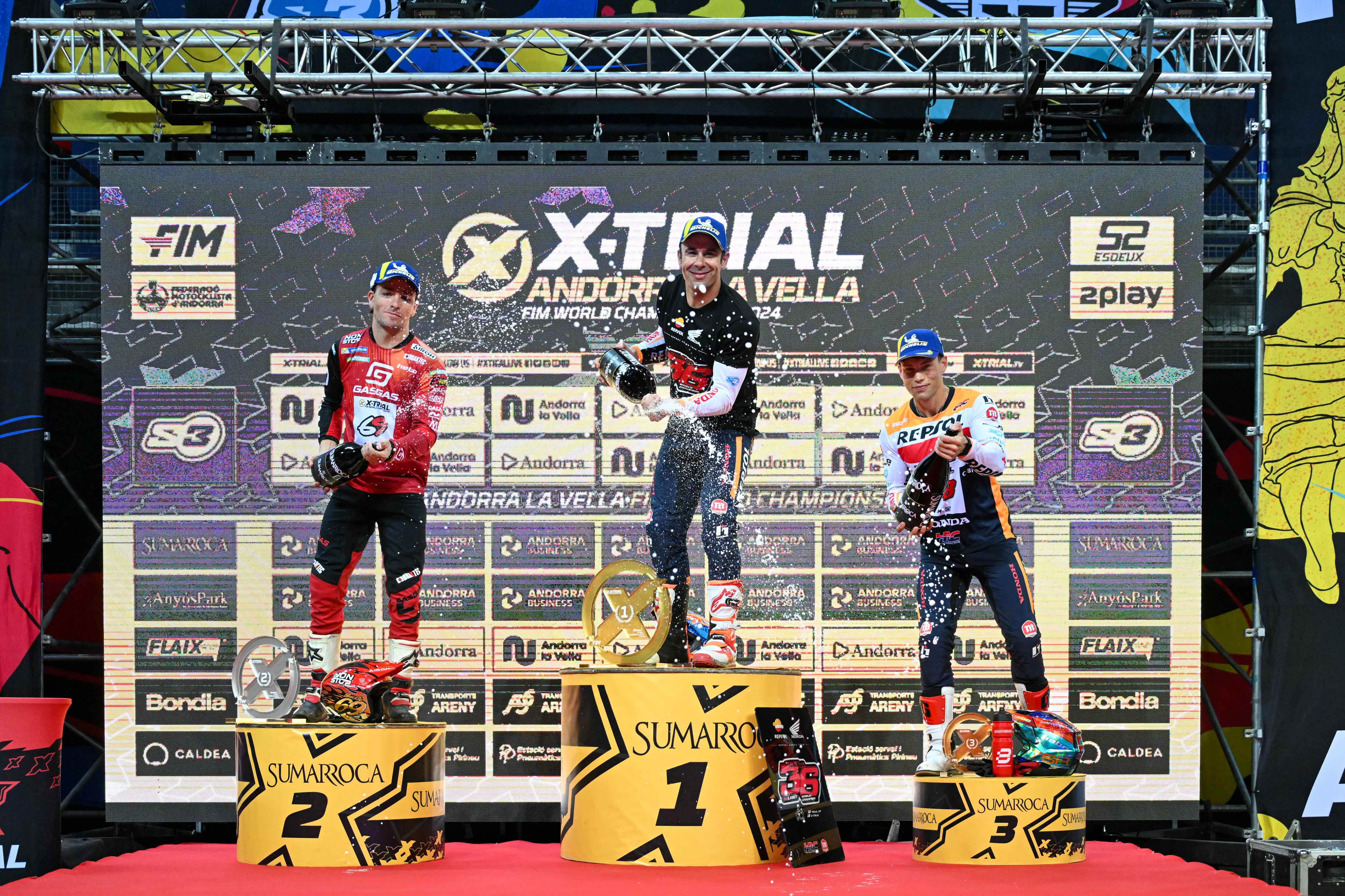 Els tres integrants del podi, amb el cava habitual. Els tres integrants del podi, amb el cava habitual.