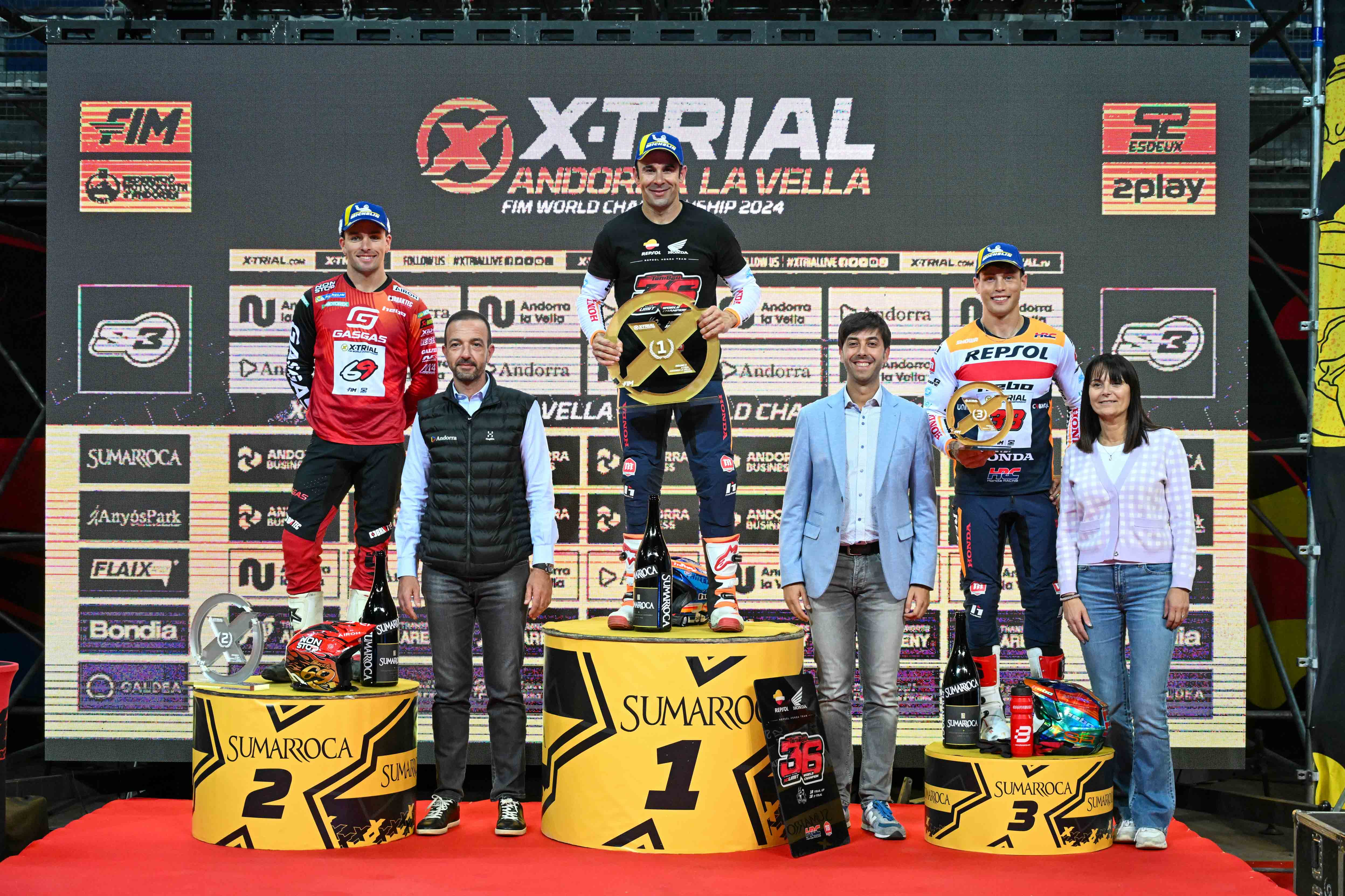 Foto entre les autoritats de la parròquia i els tres millors classificats. Foto entre les autoritats de la parròquia i els tres millors classificats.