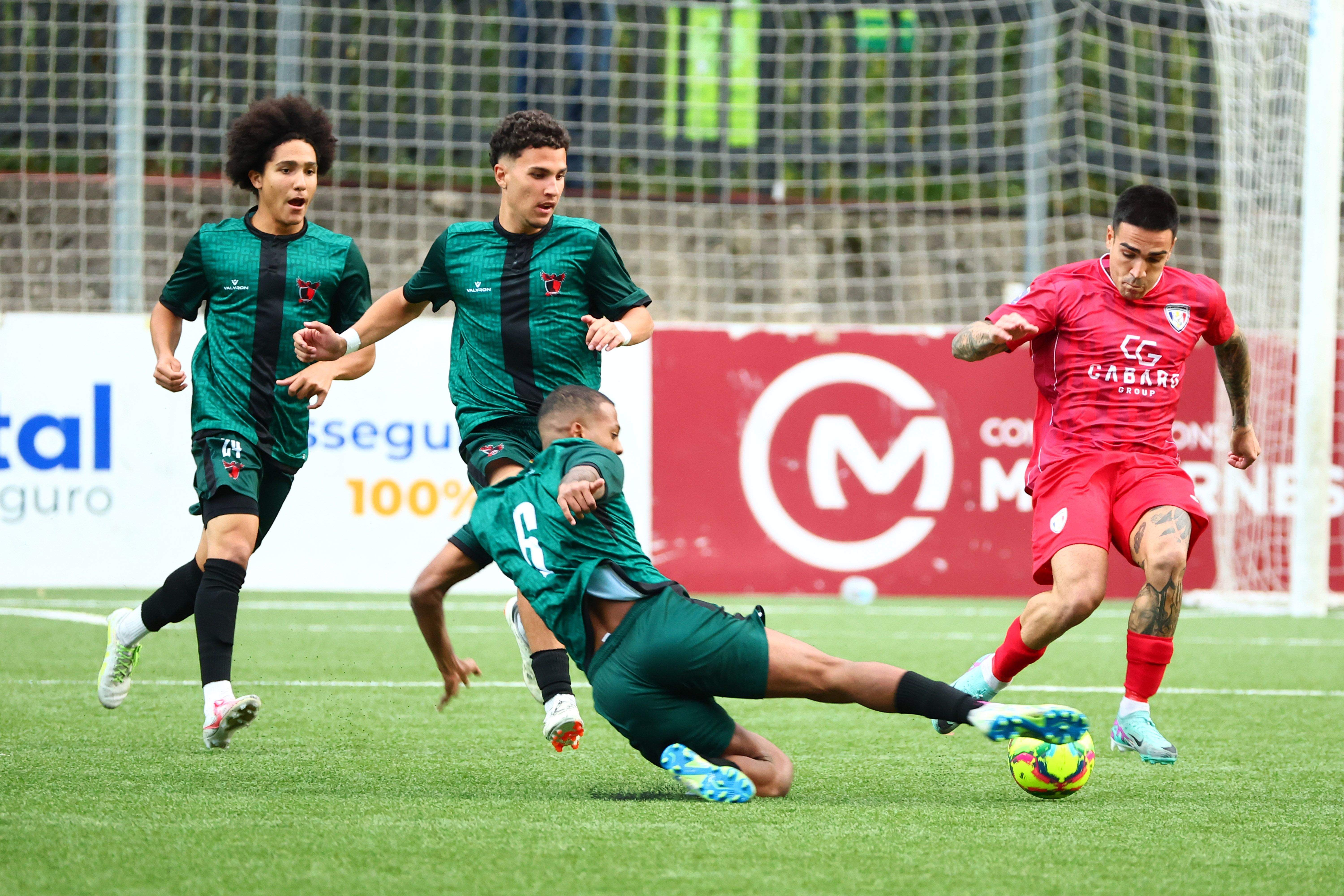 David Virgili, de l'FC Santa Coloma, davant tres defensors de la Penya Encarnada. David Virgili, de l'FC Santa Coloma, davant tres defensors de la Penya Encarnada.