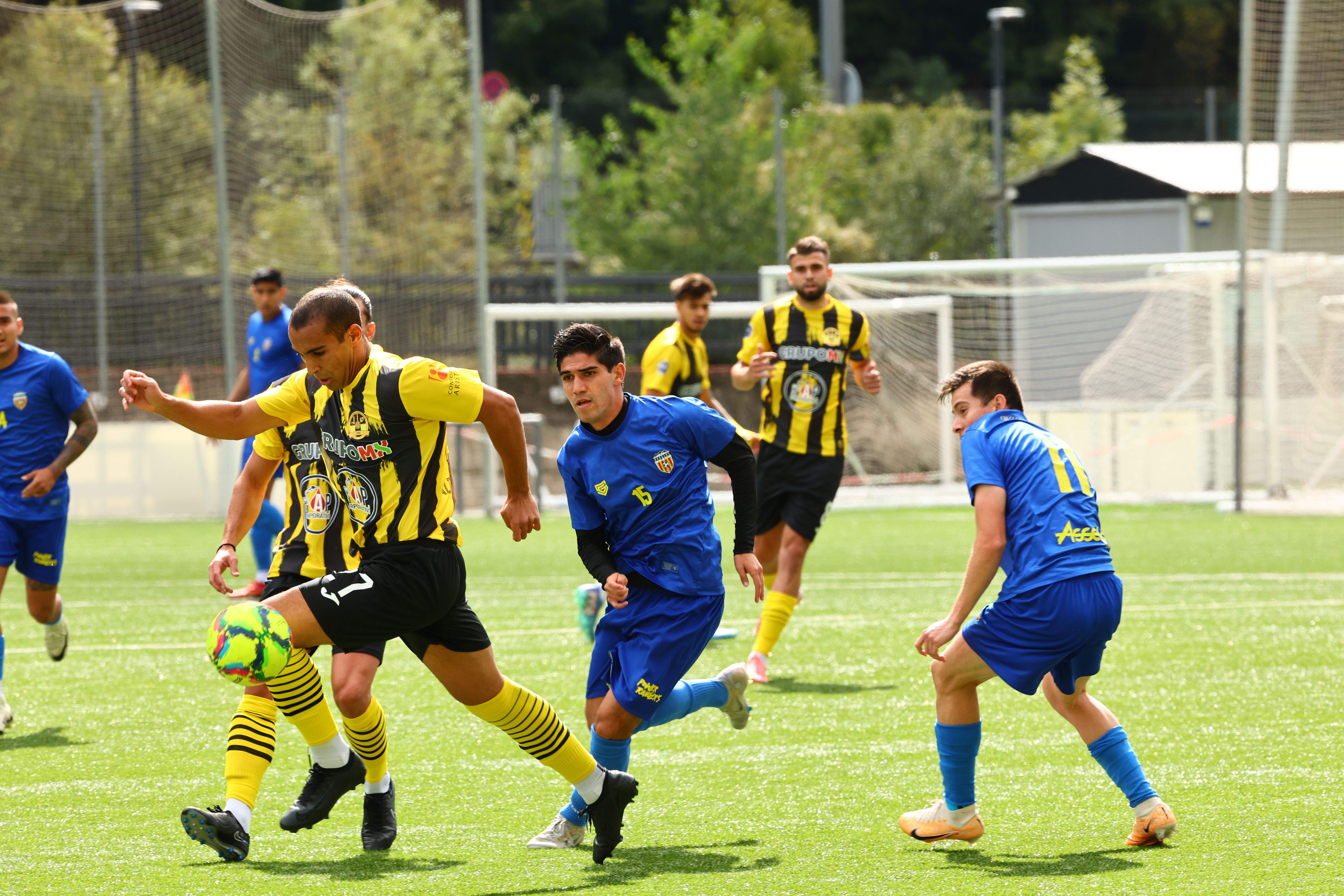 El Bakkali, controlant l'esfèrica sota la pressió d'un dels jugadors del Ranger's.