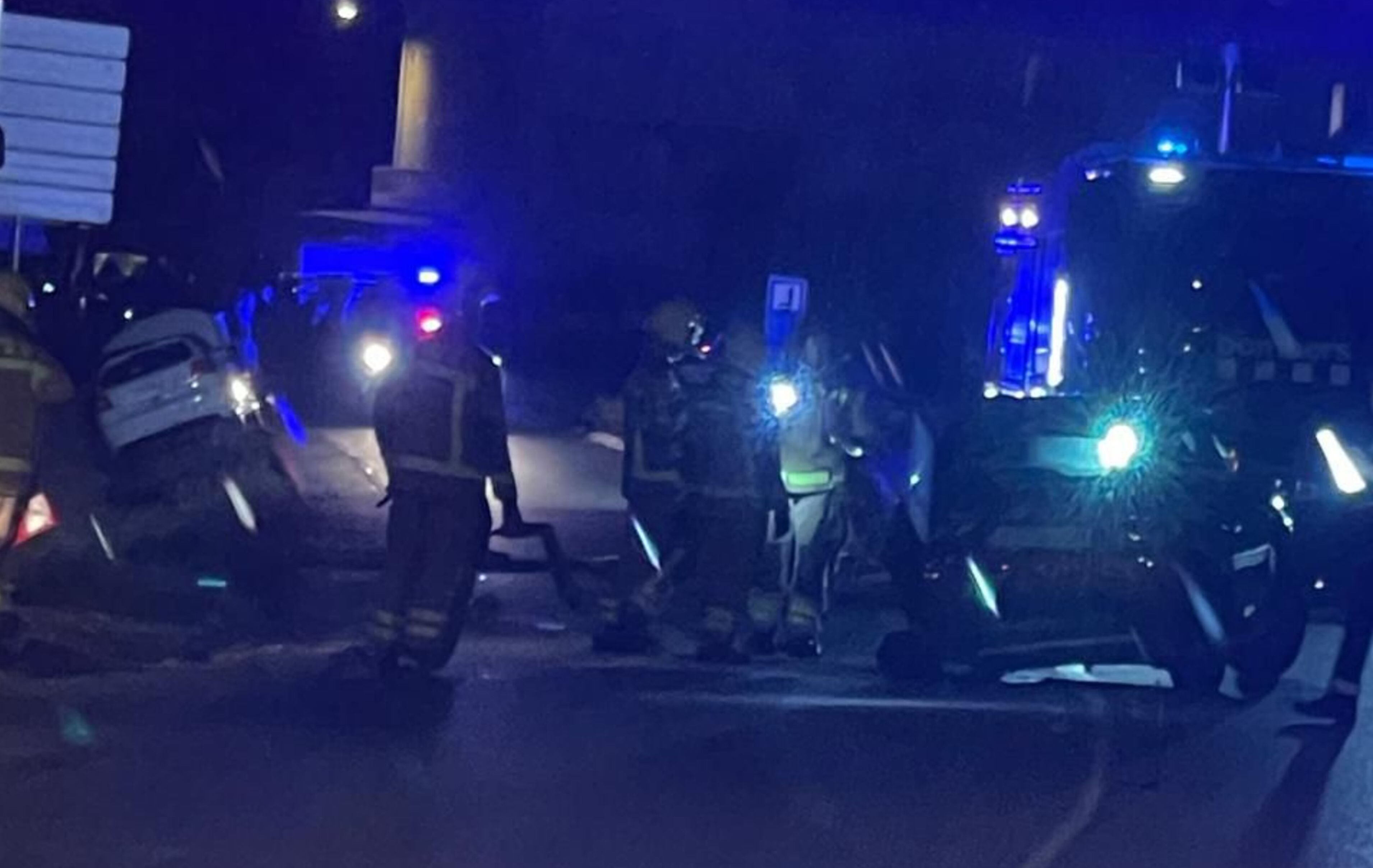 Els serveis d'emergència treballant al lloc dels fets, amb el cotxe andorrà a la vorada, a l'esquerra.