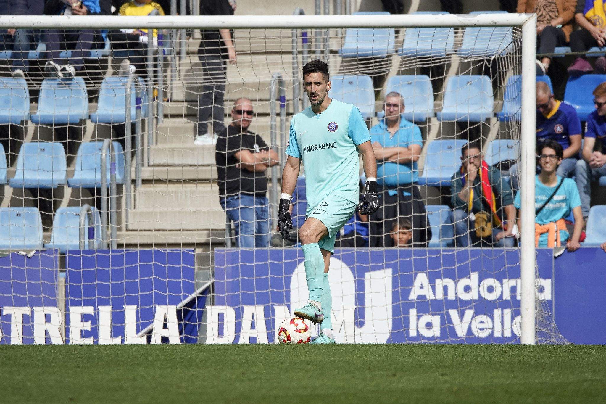 Oier Olazábal gairebé no va tenir feina ahir diumenge contra el Real Unión.