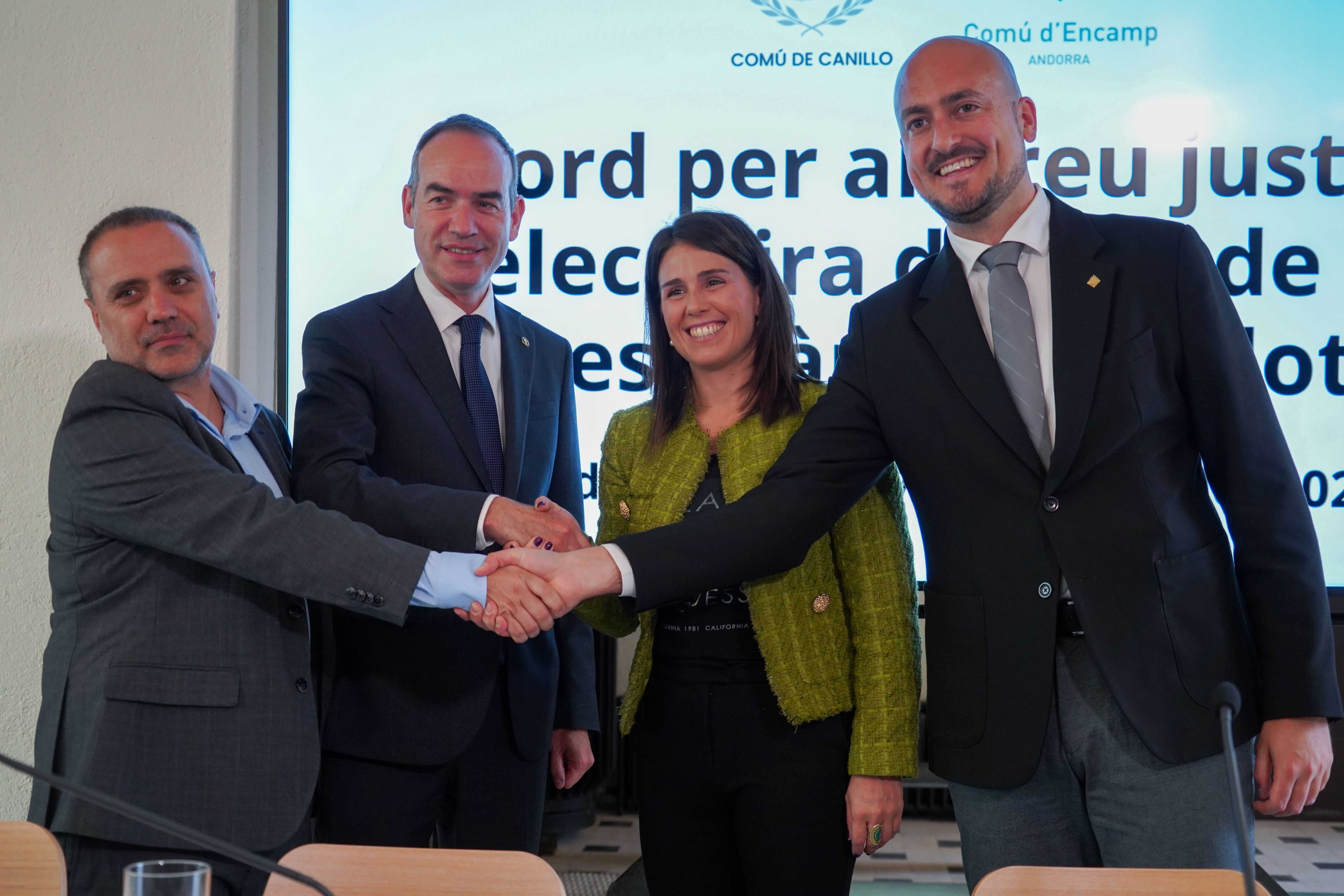 Els cònsols de les dues parròquies celebren l'acord assolit.