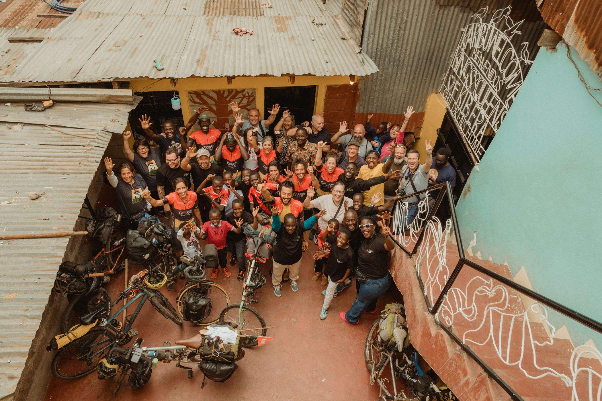Els membres de Karaban i de la ONG Kings and Queens of Kibera.