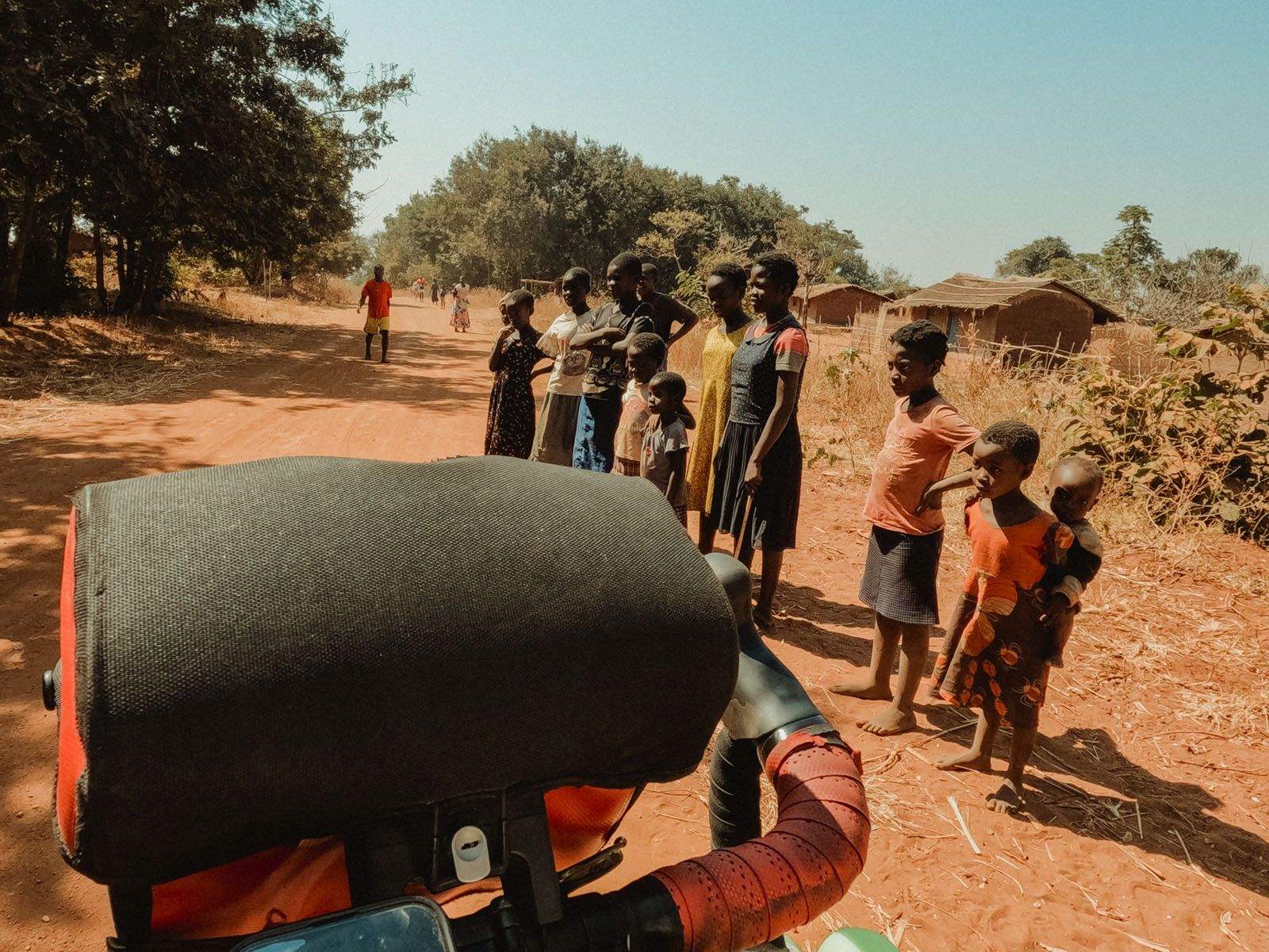 Els nens i nenes esperant l'arribada a Kibera.