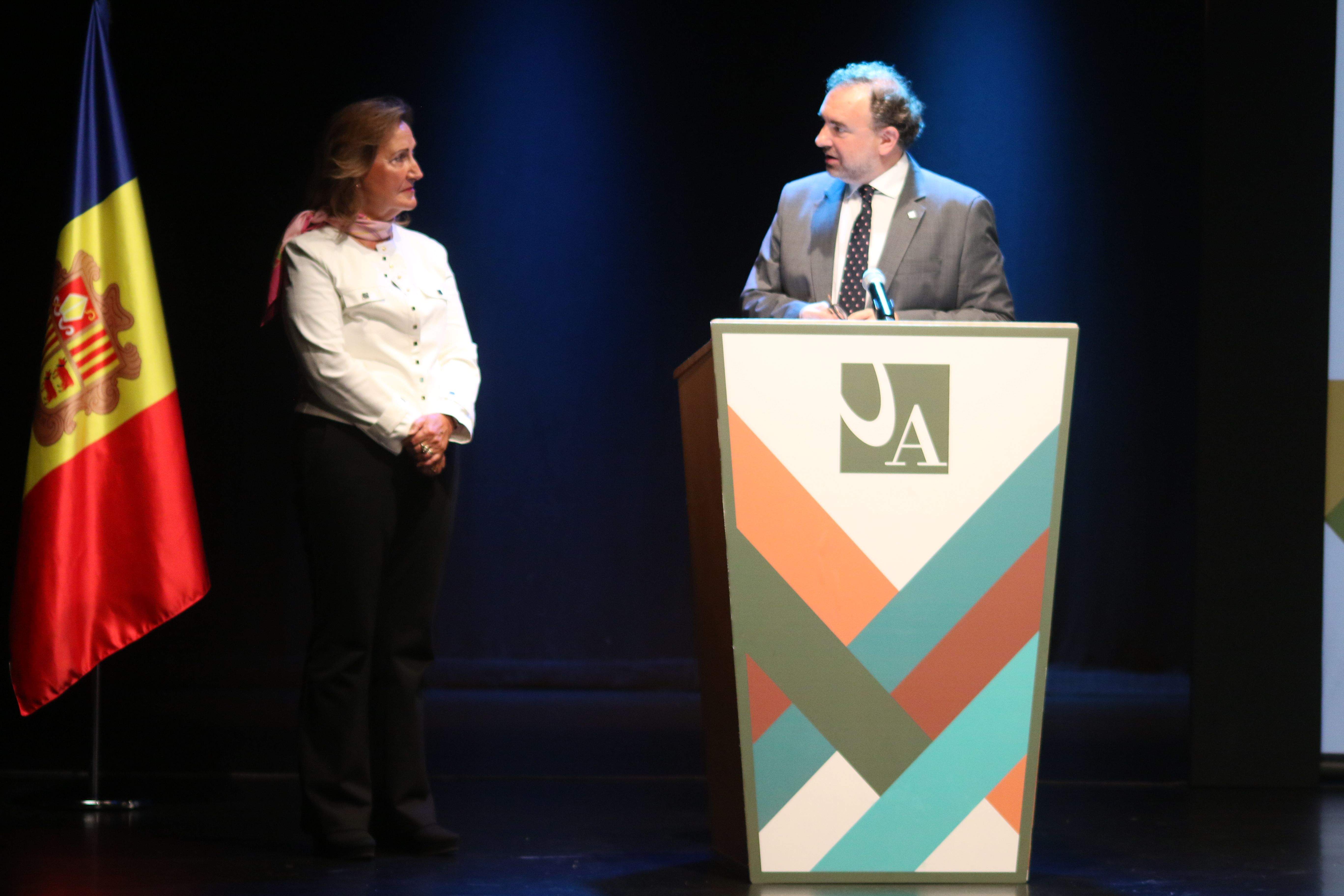 Juli Minoves dirigint-se a Magda Marquet.