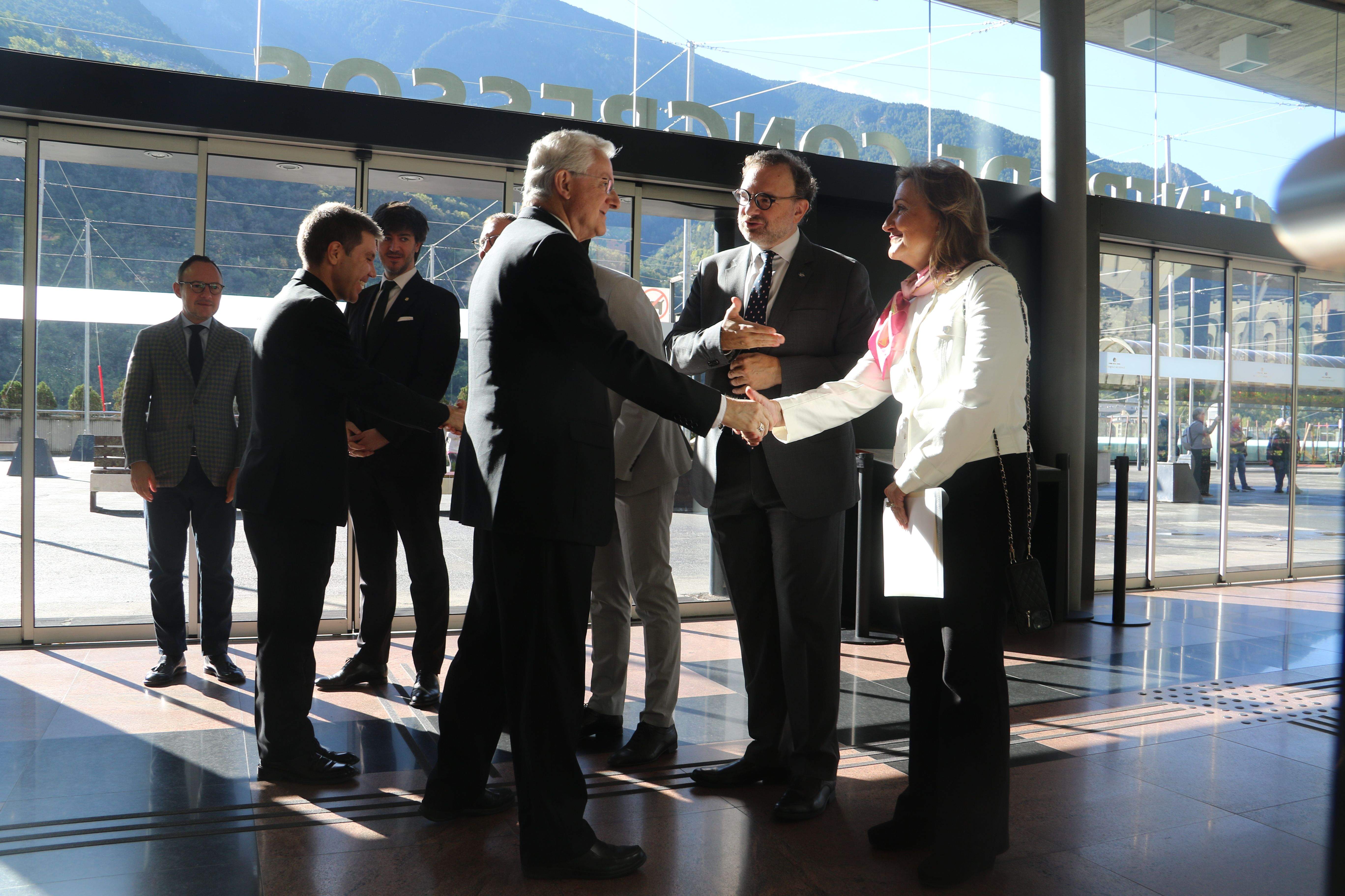 Rebuda al cap d'Estat mitrat i el bisbe coadjutor.