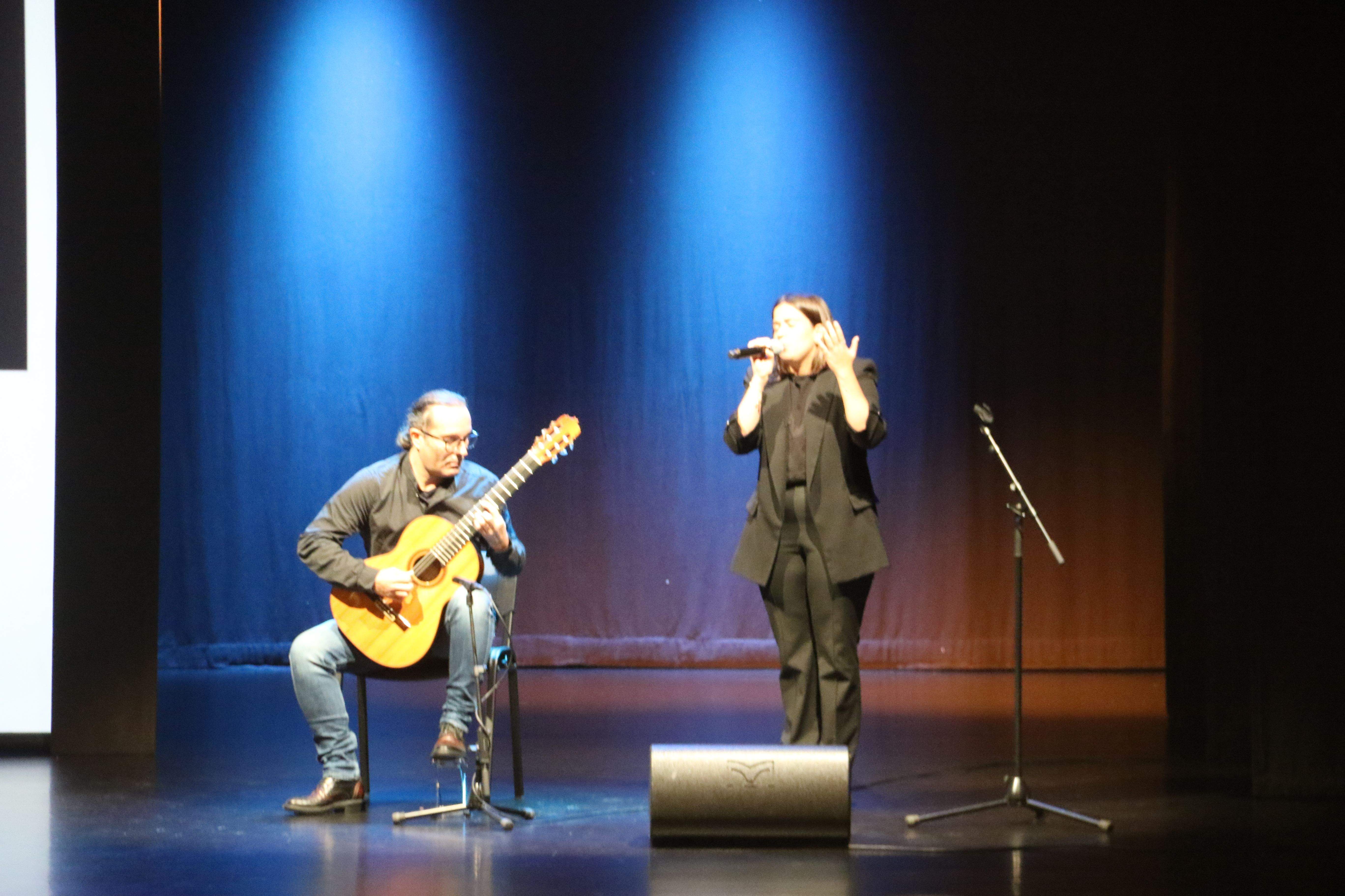 Actuació del duet Veu silent.