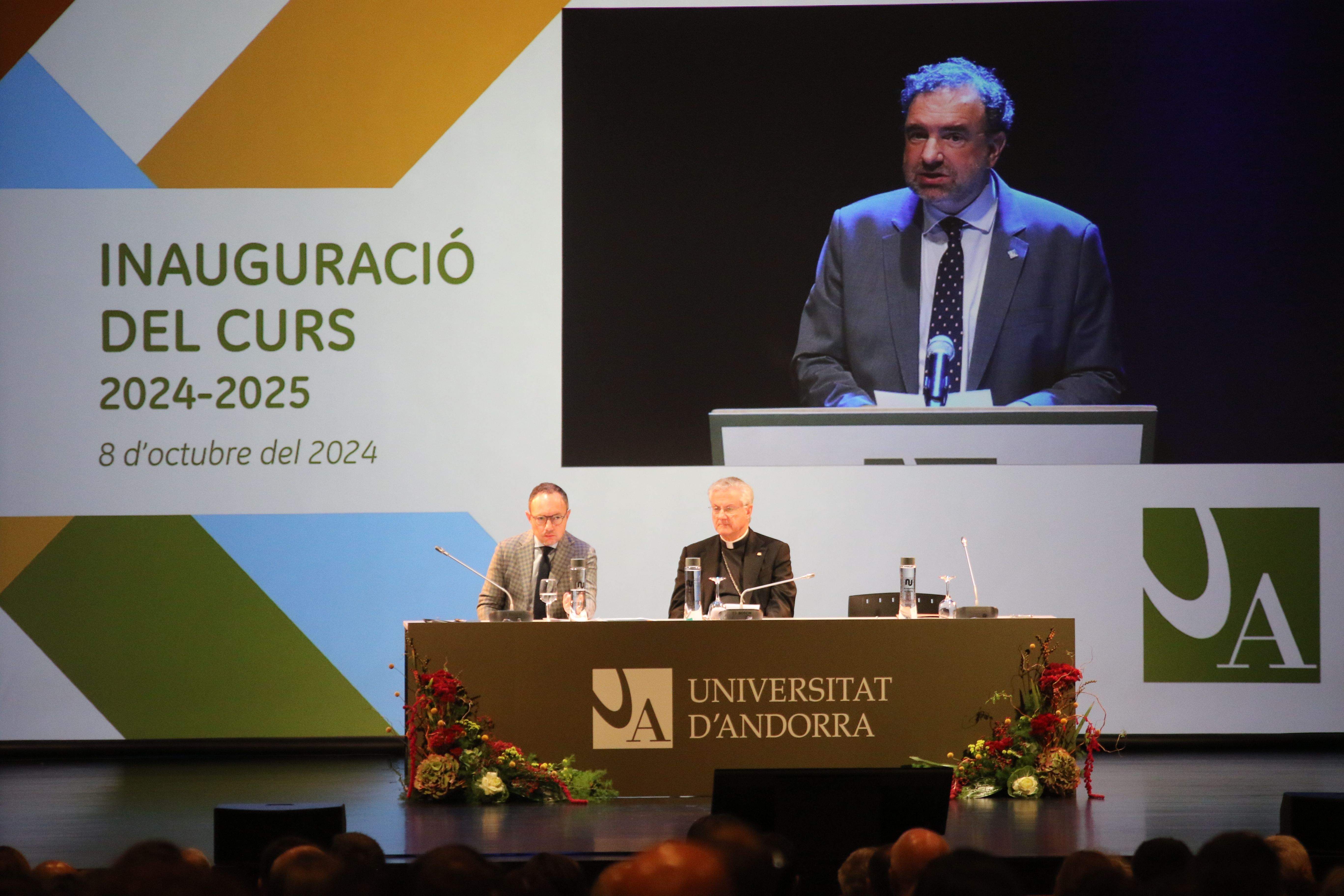Un moment del discurs del rector de l'UdA, Juli Minoves, amb Xavier Espot i Joan-Enric Vives també a la presidència.