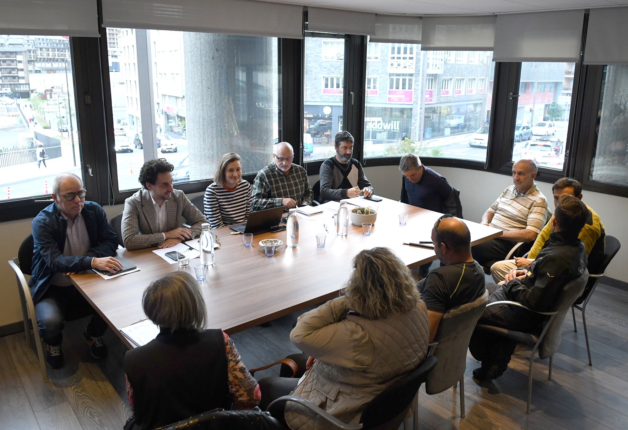 Un instant de la reunió entre el ministre i l'APRA.