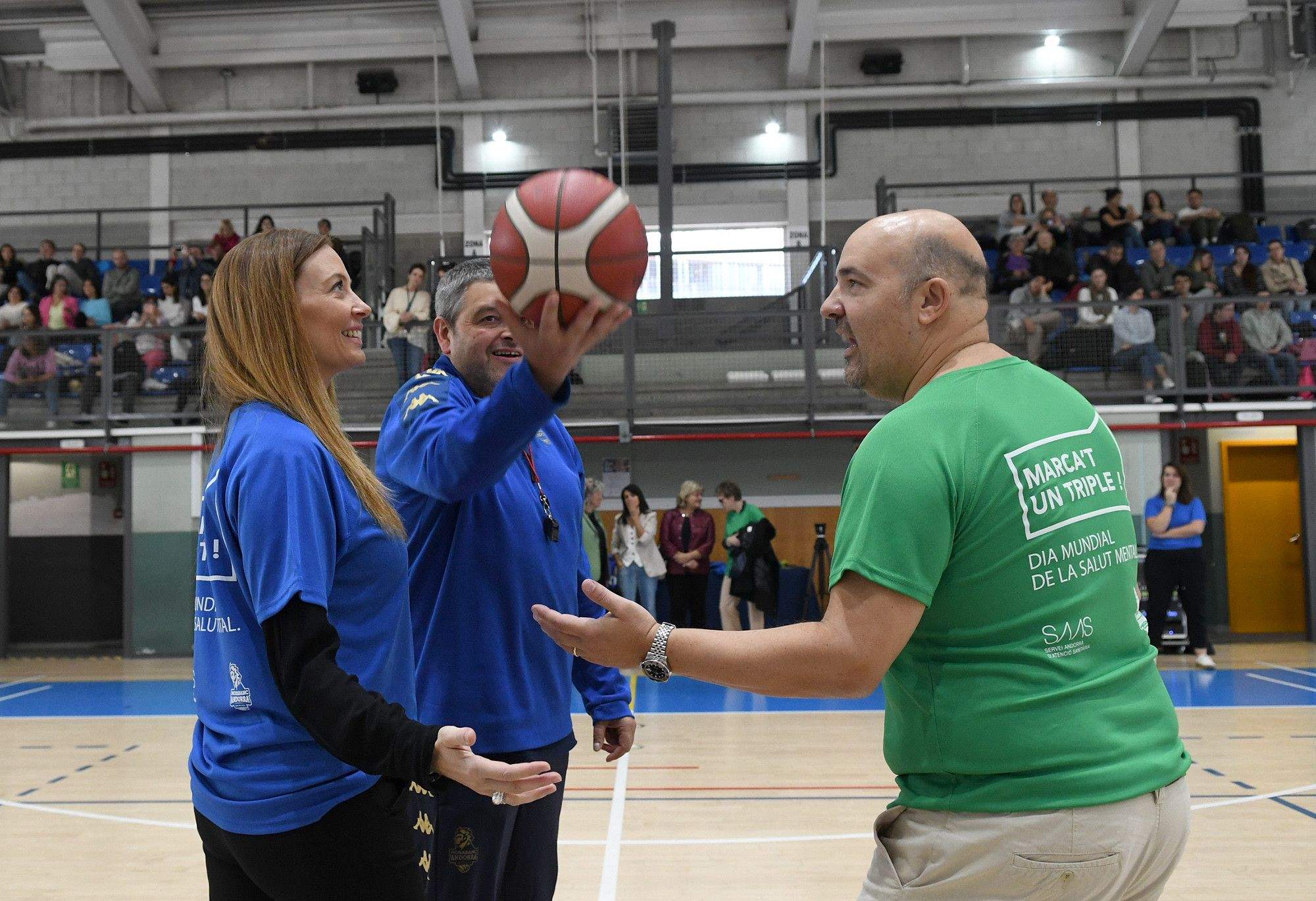 Helena Mas i Gorka Aixàs fent el salt inicial d'honor. Helena Mas i Gorka Aixàs fent el salt inicial d'honor.