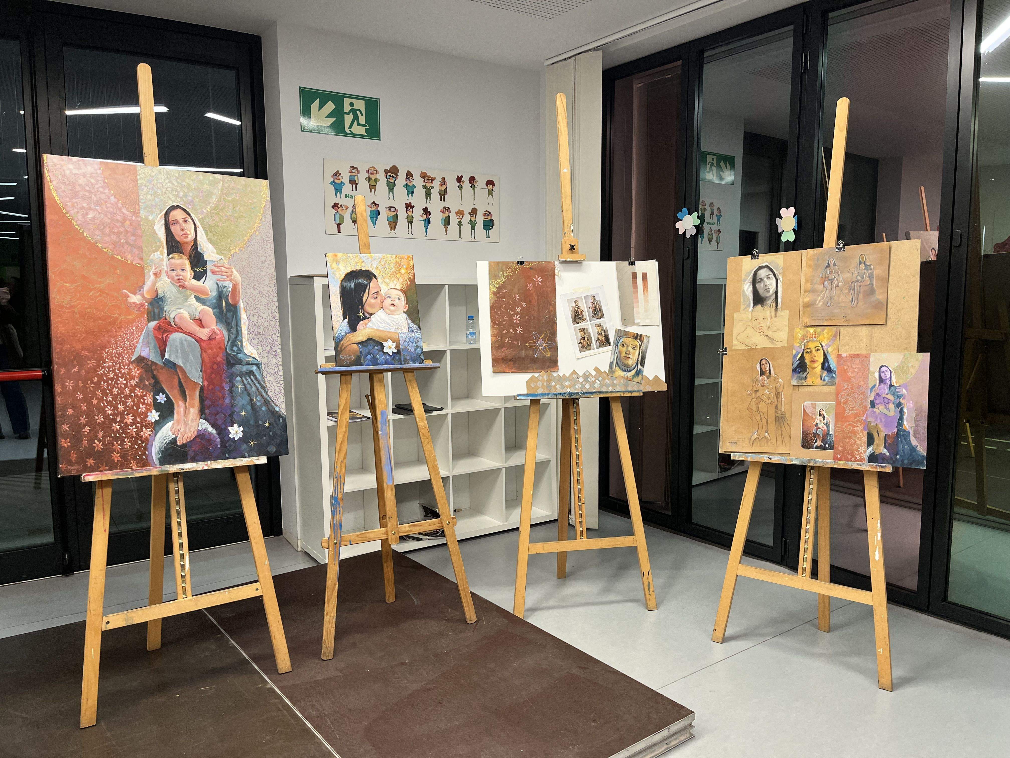 L’obra ‘Divinitat, mare i fill’ de l’artista Claudio Ramires. La portaveu del Sindicat, Rebeca Bonache.