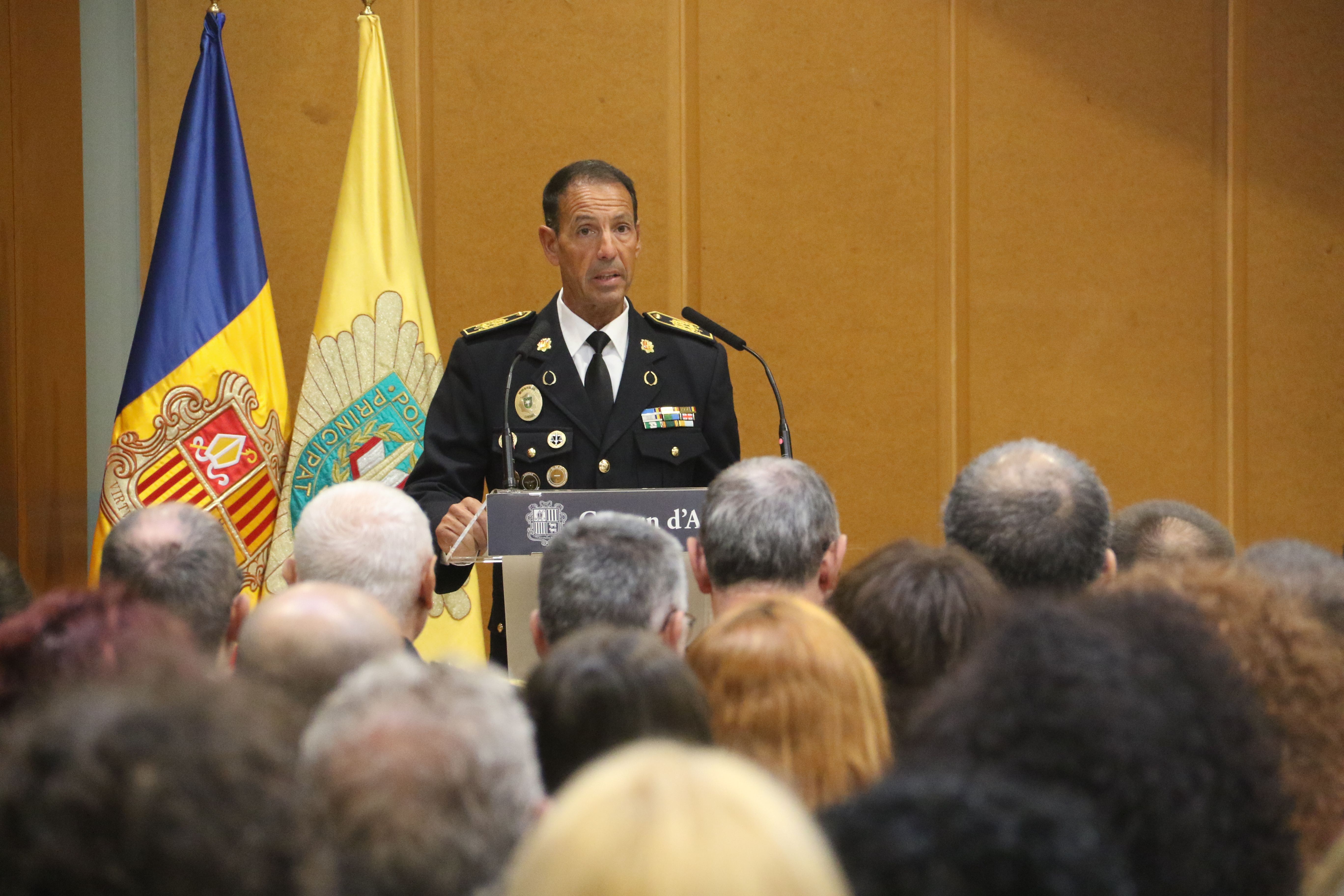El director de la policia, Bruno Lasne, durant el seu discurs. El director de la policia, Bruno Lasne, durant el seu discurs.