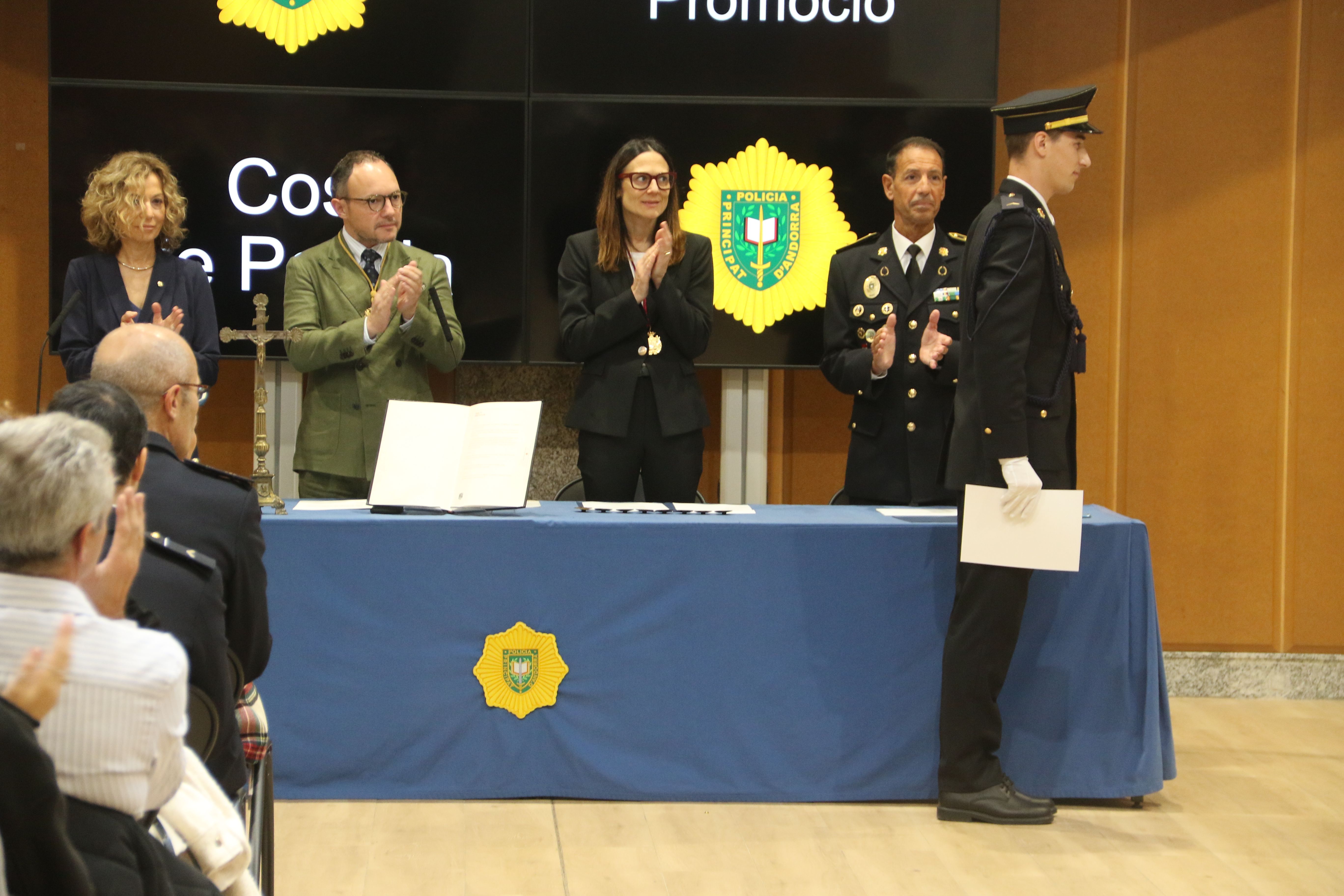 El primer de la promoció després de prometre el càrrec. El primer de la promoció després de prometre el càrrec.