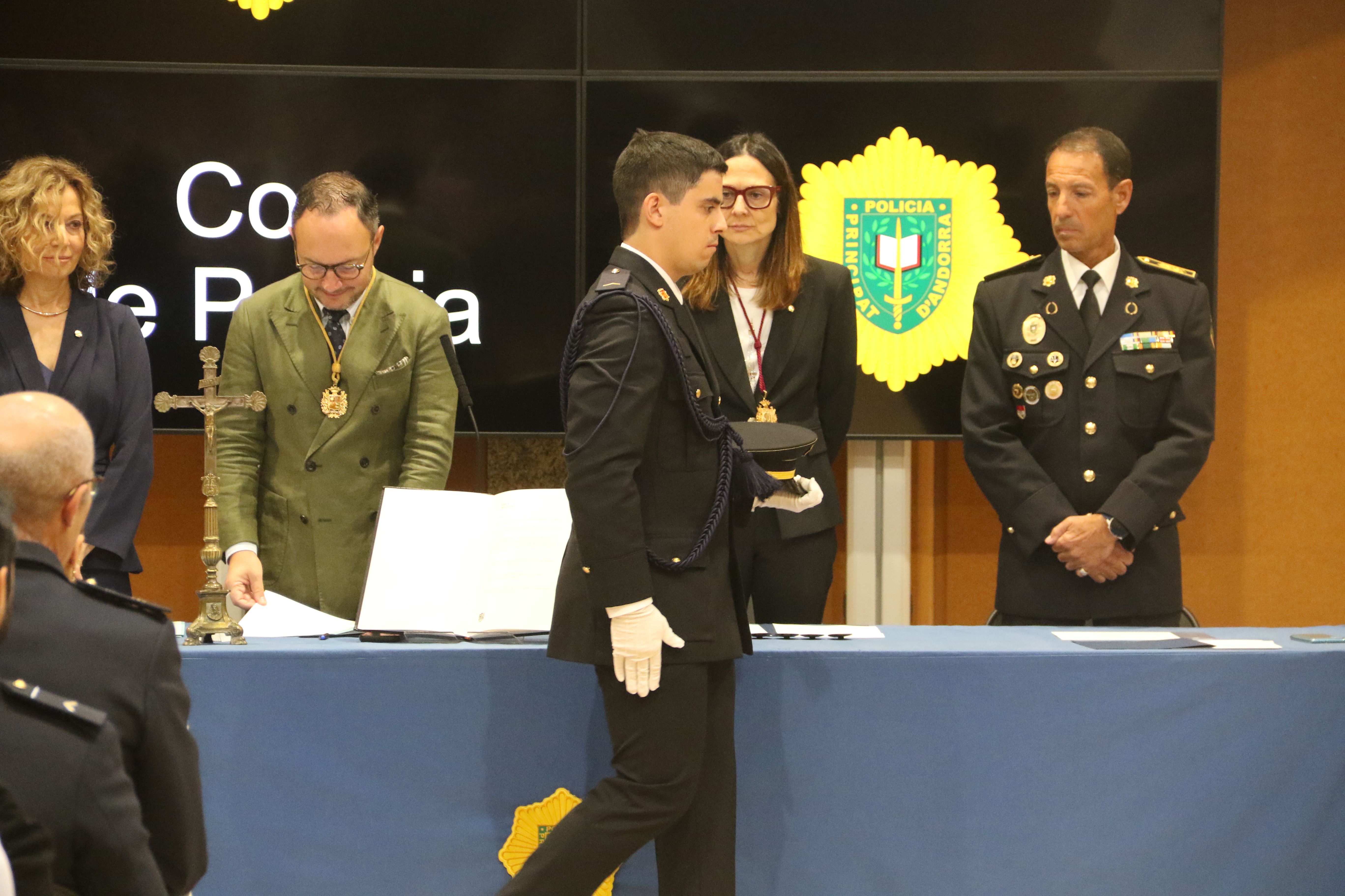 El sisè agent de la promoció en el moment de la jura. El sisè agent de la promoció en el moment de la jura.