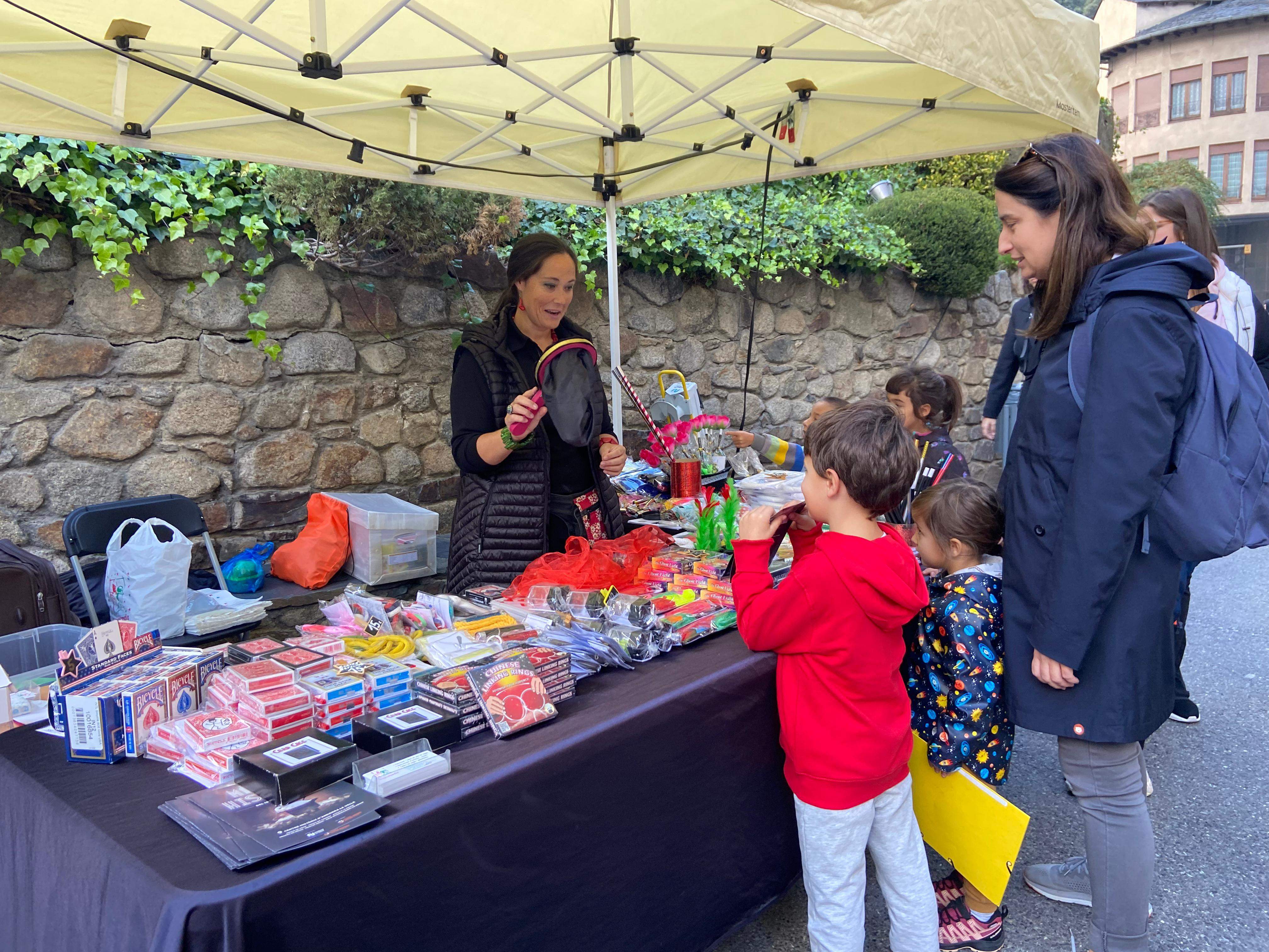De 17 a 23 hores es pot visitar el Mercat Màgic amb parades especialitzades. 