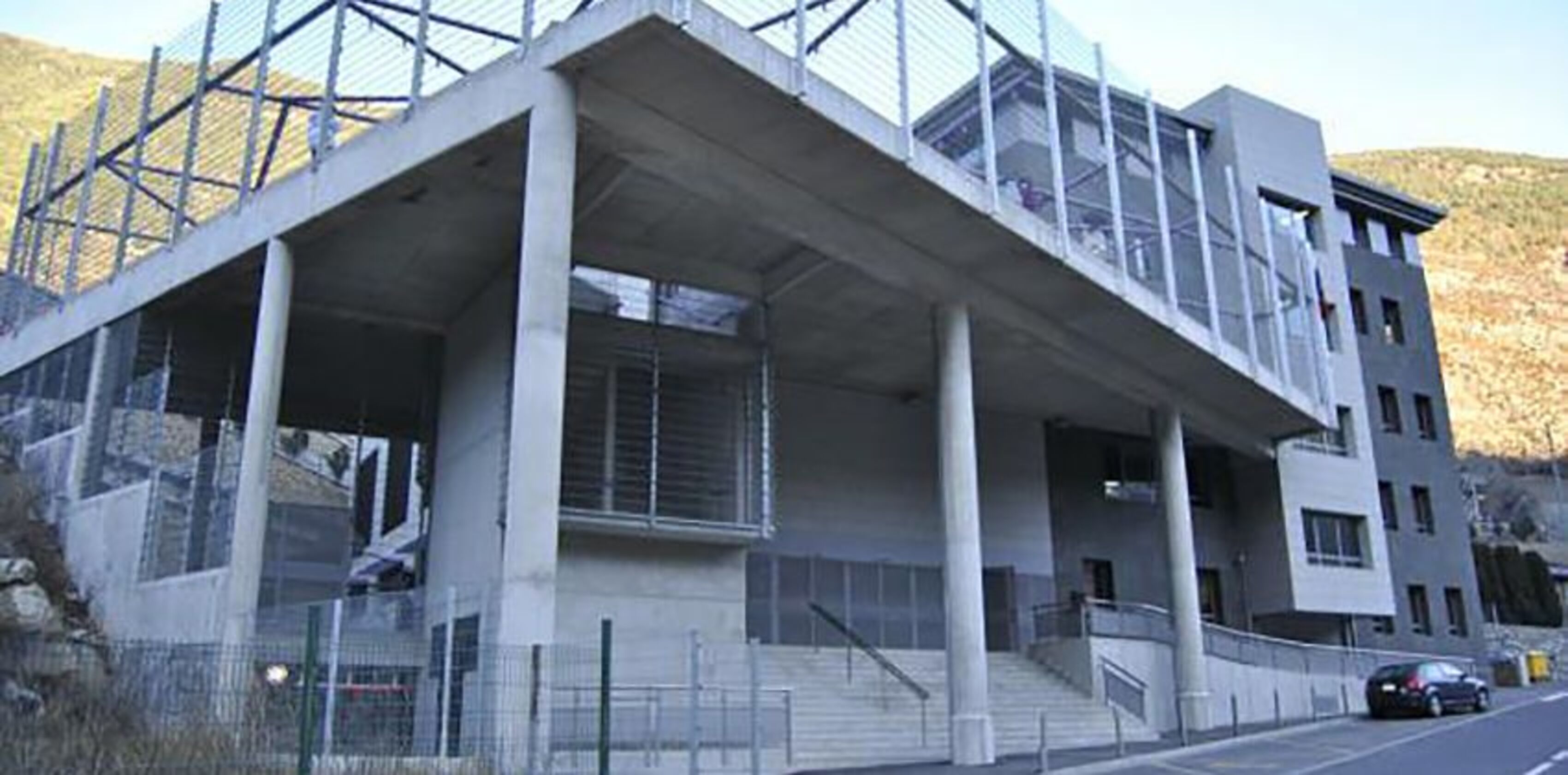 Una imatge exterior de les dependències de l'escola andorrana d'Encamp.