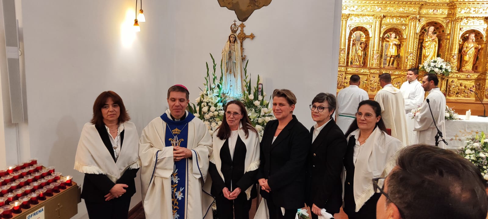 La junta de la Confraria de la Mare de Déu de Fàtima amb el bisbe coadjutor. La junta de la Confraria de la Mare de Déu de Fàtima amb el bisbe coadjutor.