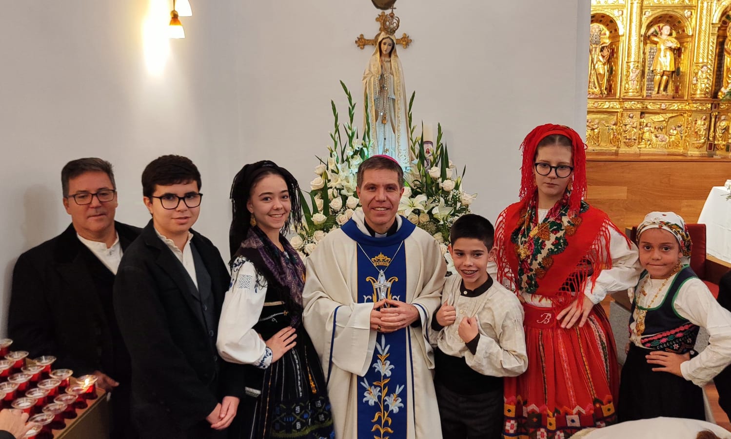 Membres del Grup de Folklore Casa Portugal i del Rancho do Alto Minho amb monsenyor Serrano Pentinat. Membres del Grup de Folklore Casa Portugal i del Rancho do Alto Minho amb monsenyor Serrano Pentinat.