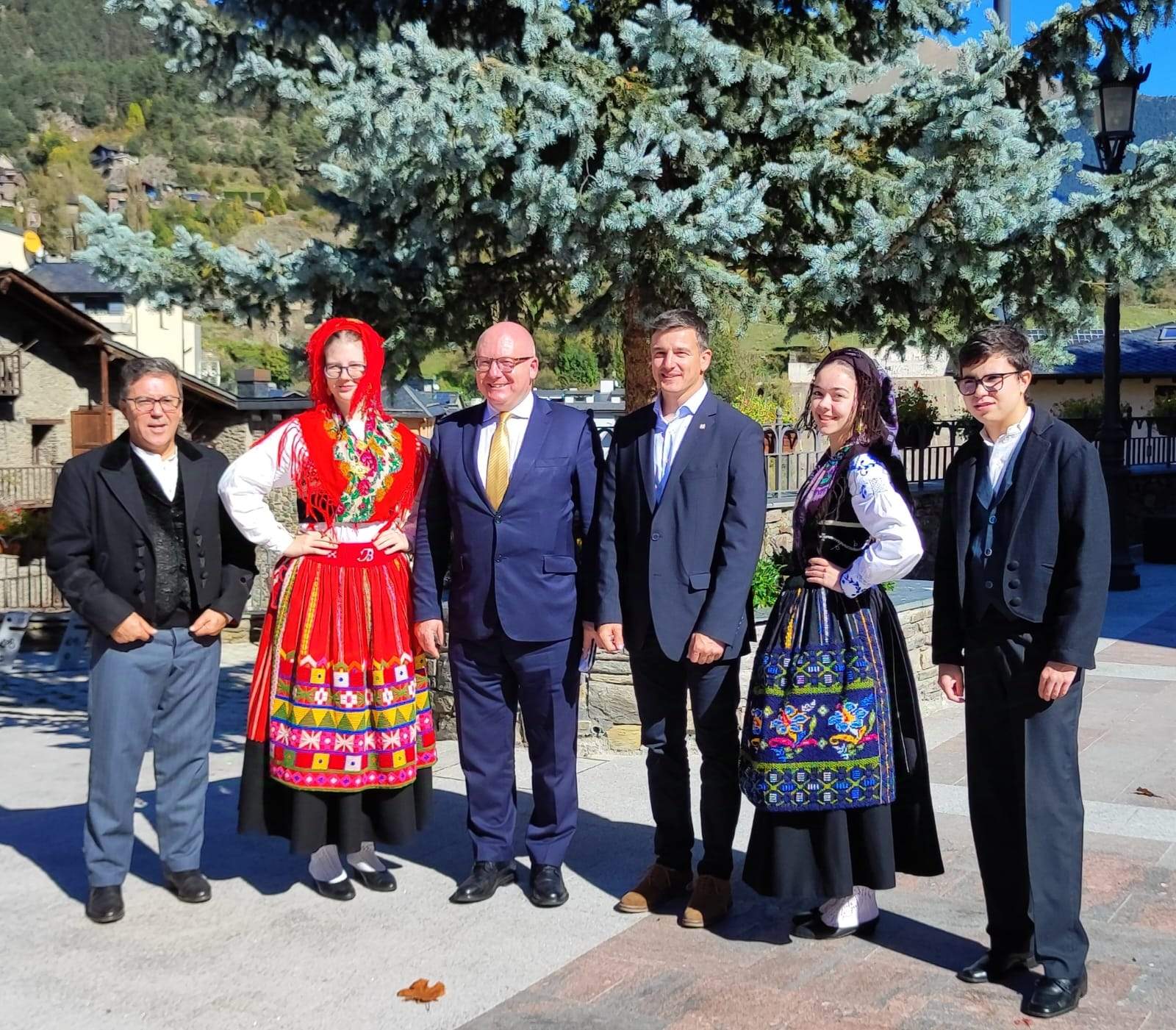 Membres del Grup de Folklore Casa Portugal amb el cònsol general portuguès, Duarte Pinto da Rocha, i el cònsol menor de la Massana, Roger Fité. Membres del Grup de Folklore Casa Portugal amb el cònsol general portuguès, Duarte Pinto da Rocha, i el cònsol menor de la Massana, Roger Fité.