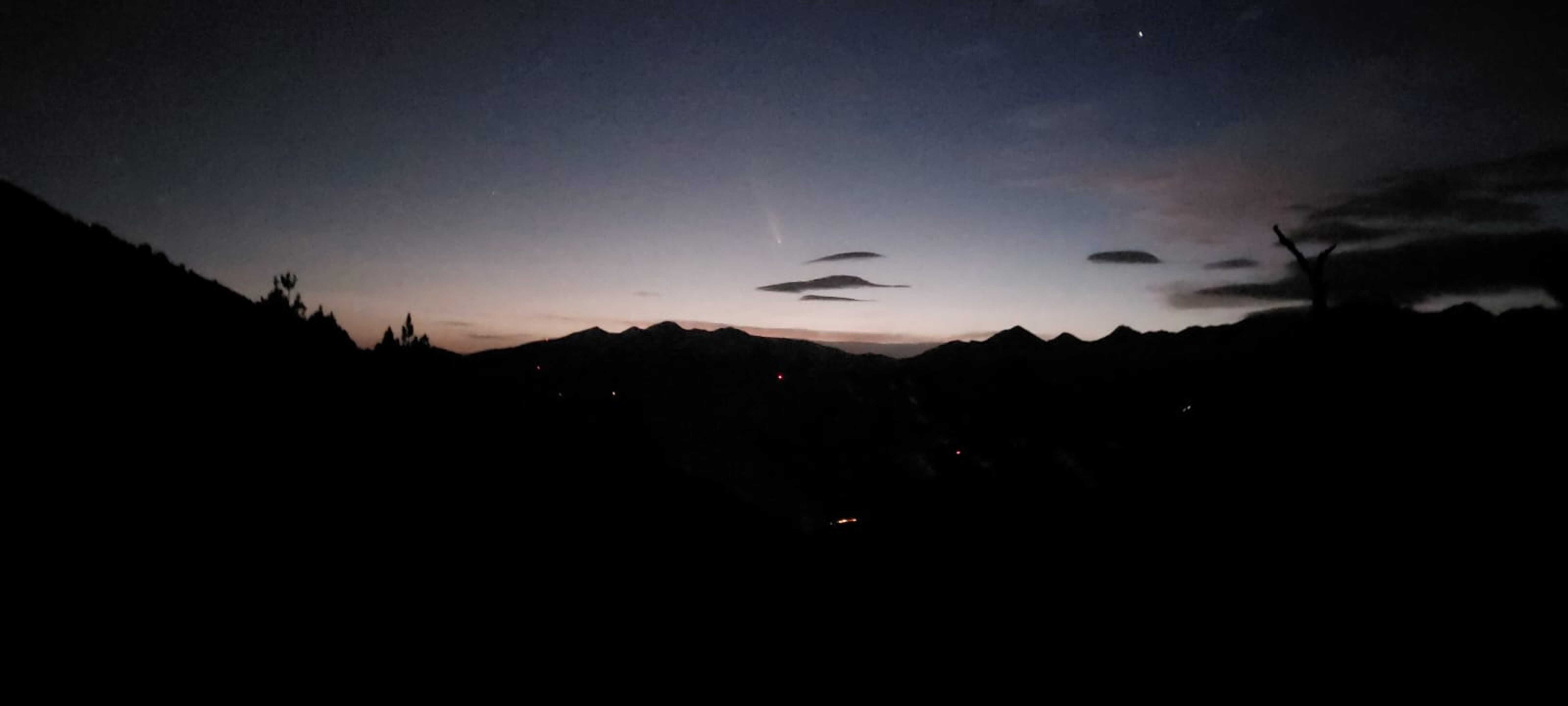 El cometa, al centre de la imatge, vist des del Coll d'Ordino.